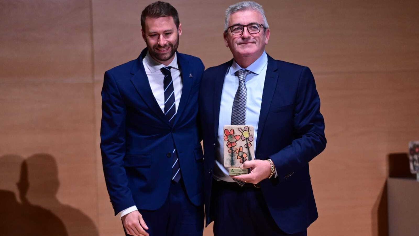 El delegado territorial de Igualdad entregó el galardón a la asociación Ver de Olula