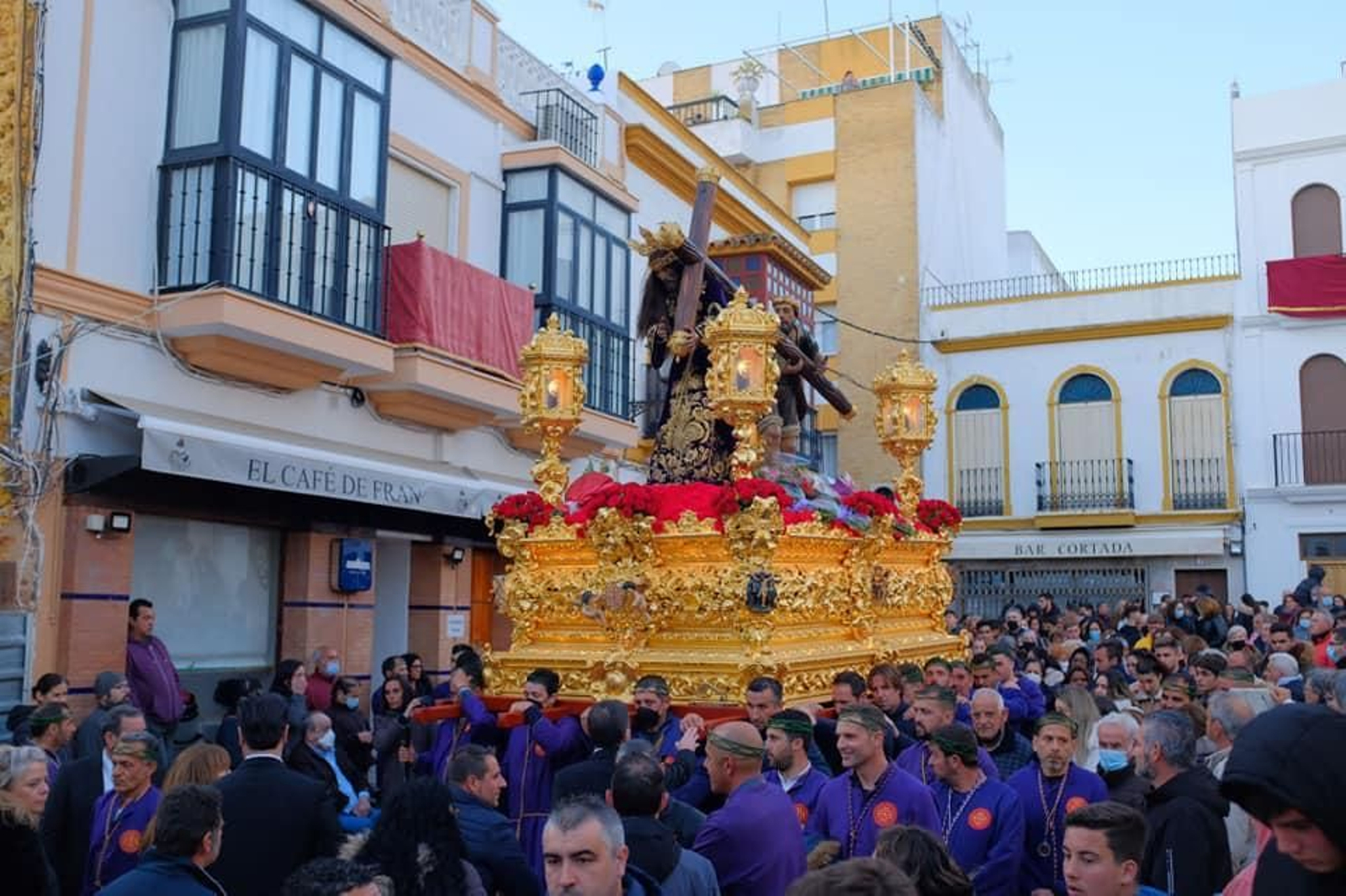 Ni en Sevilla ni en Málaga: La madrugá que tienes que vivir una vez en la vida está en este pueblo de Huelva Ni en Sevilla ni en Málaga: La madrugá que tienes que vivir una vez en la vida está en este pueblo de Huelva