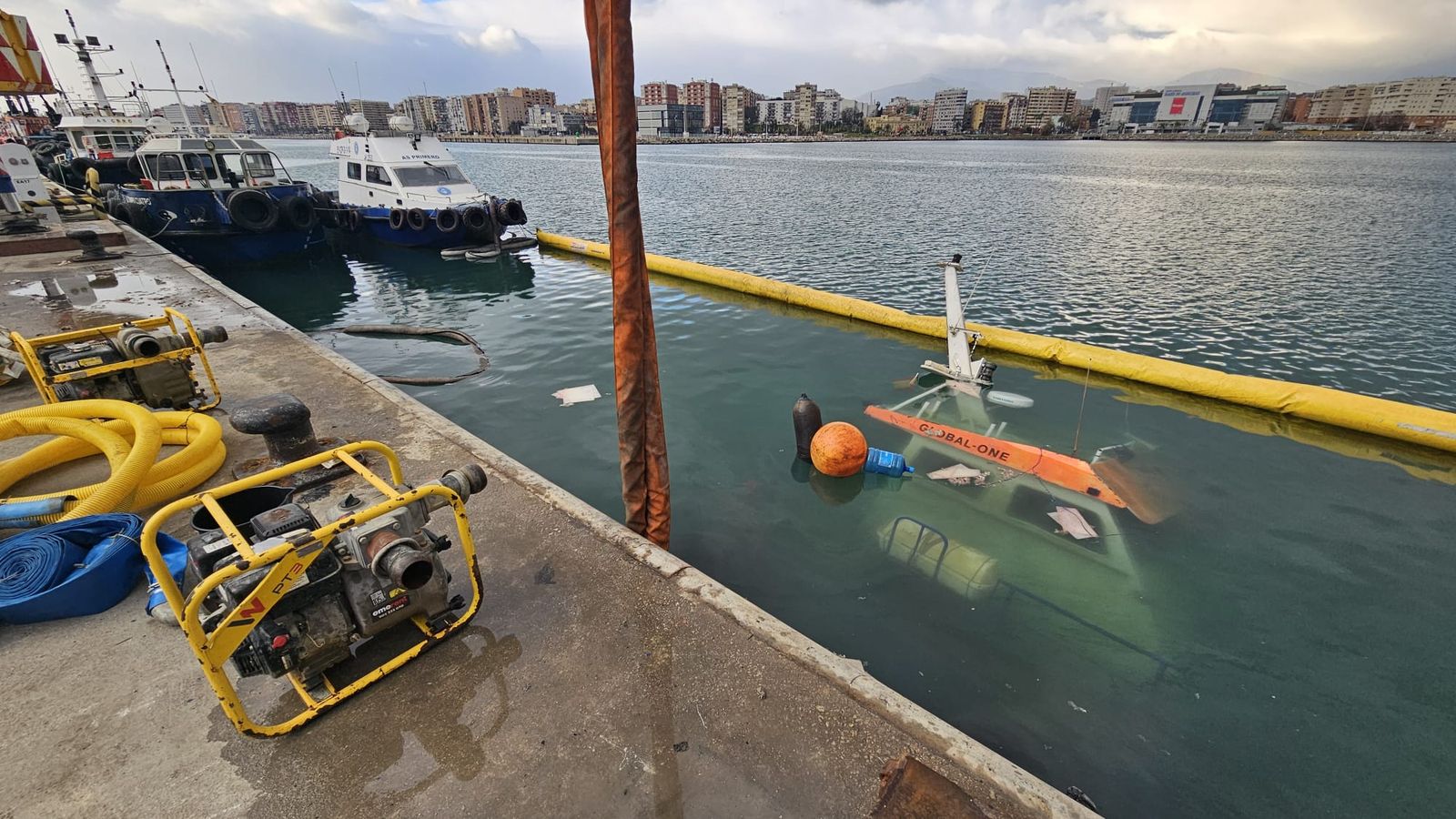 El pesquero 'Global One', hundido en el muelle pesquero del Puerto de Algeciras.