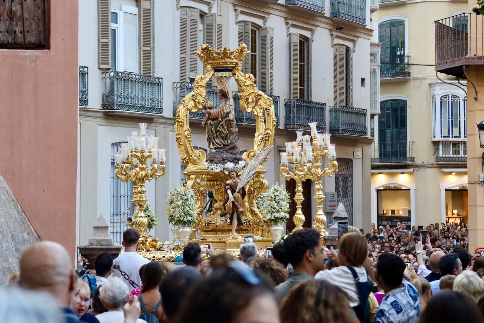 Una imagen de la procesión en plena salida.