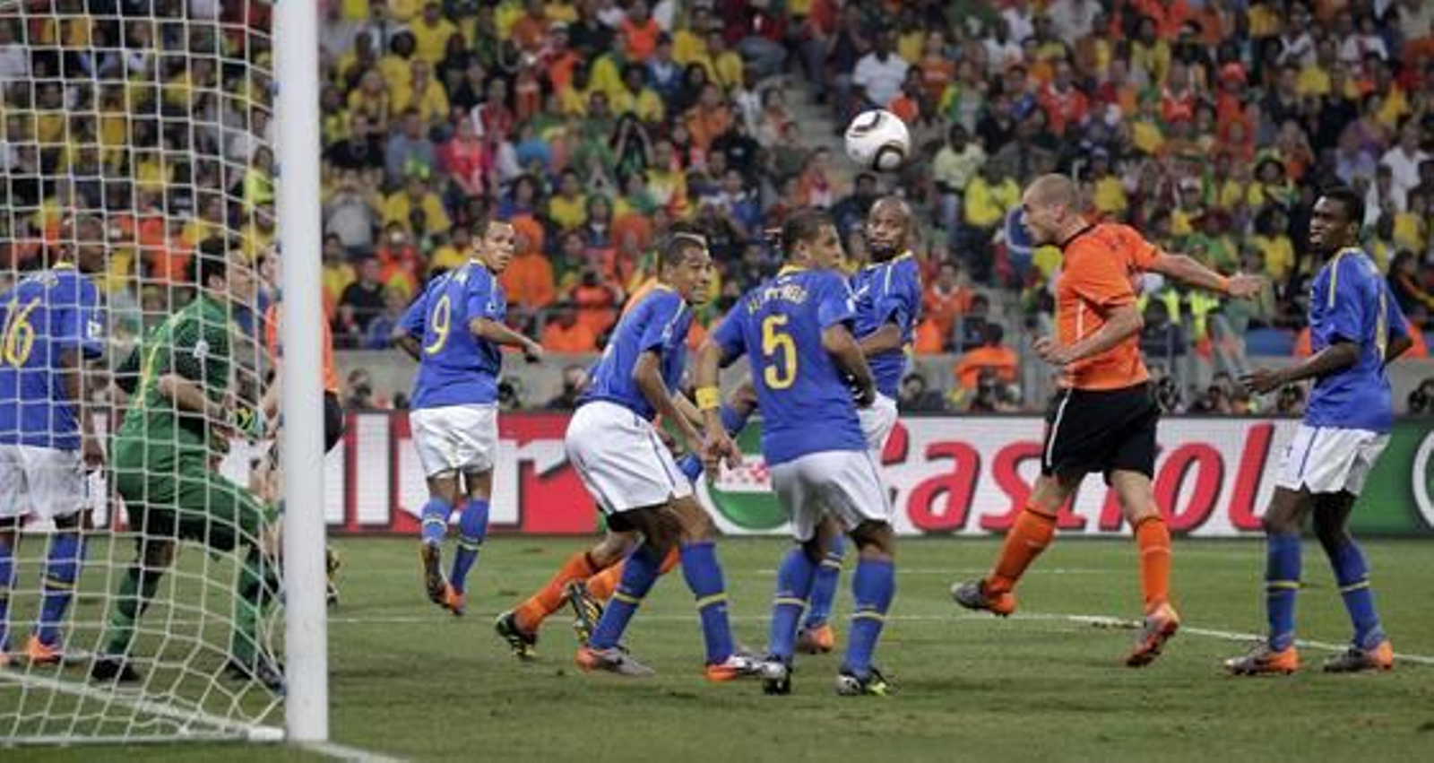 Holanda da la sorpresa y se mete en semifinales dejando fuera a Brasil en cuartos de final. / Reuters