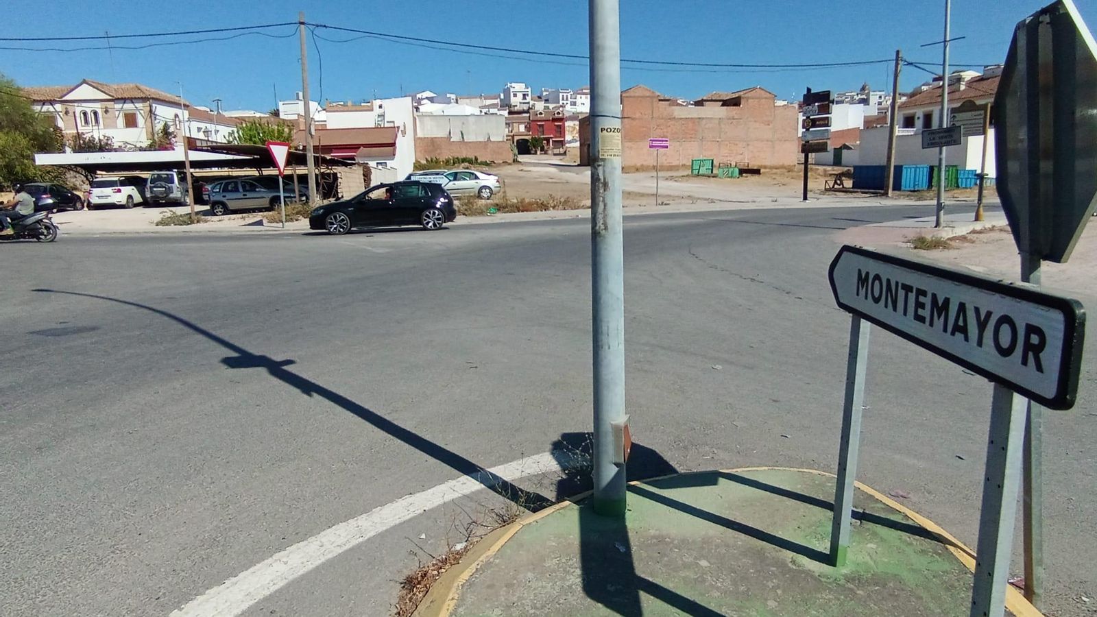 Cruce en la travesía de Montemayor.