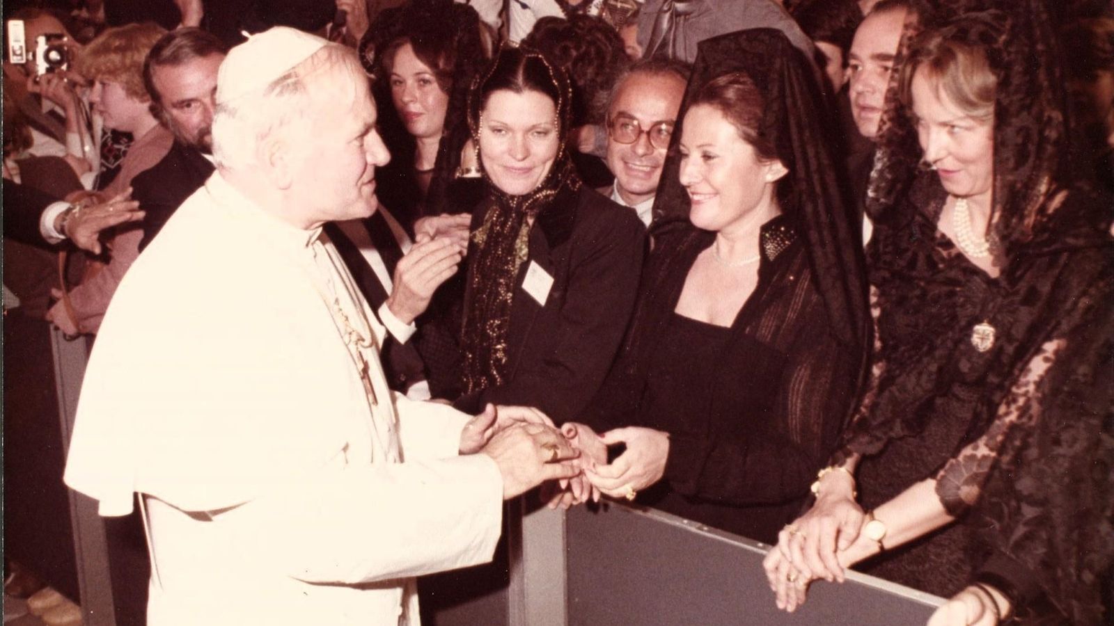 El Papa Juan Pablo II ante Concha, esposa de De la Fuente, y detrás Conde Rudi y su esposa.