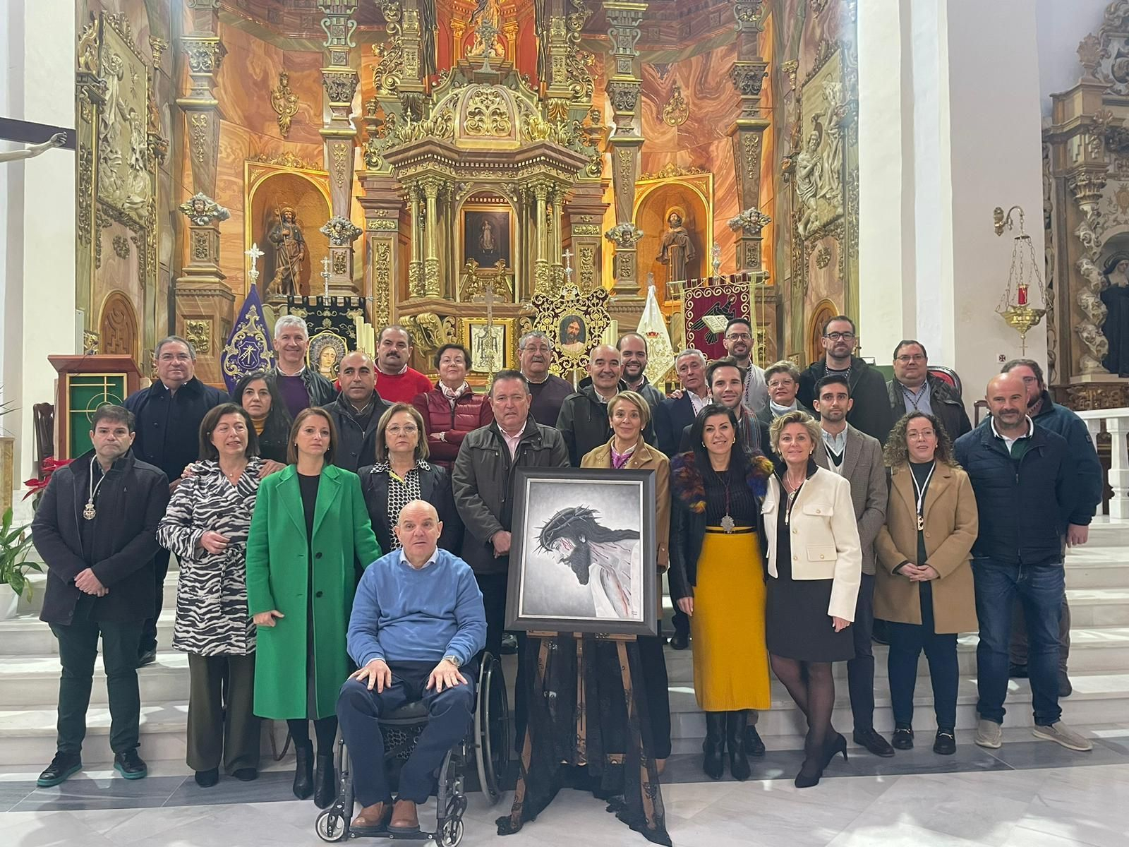 Foto de familia con los cofrades y el autor de la obra, Antonio Molina
