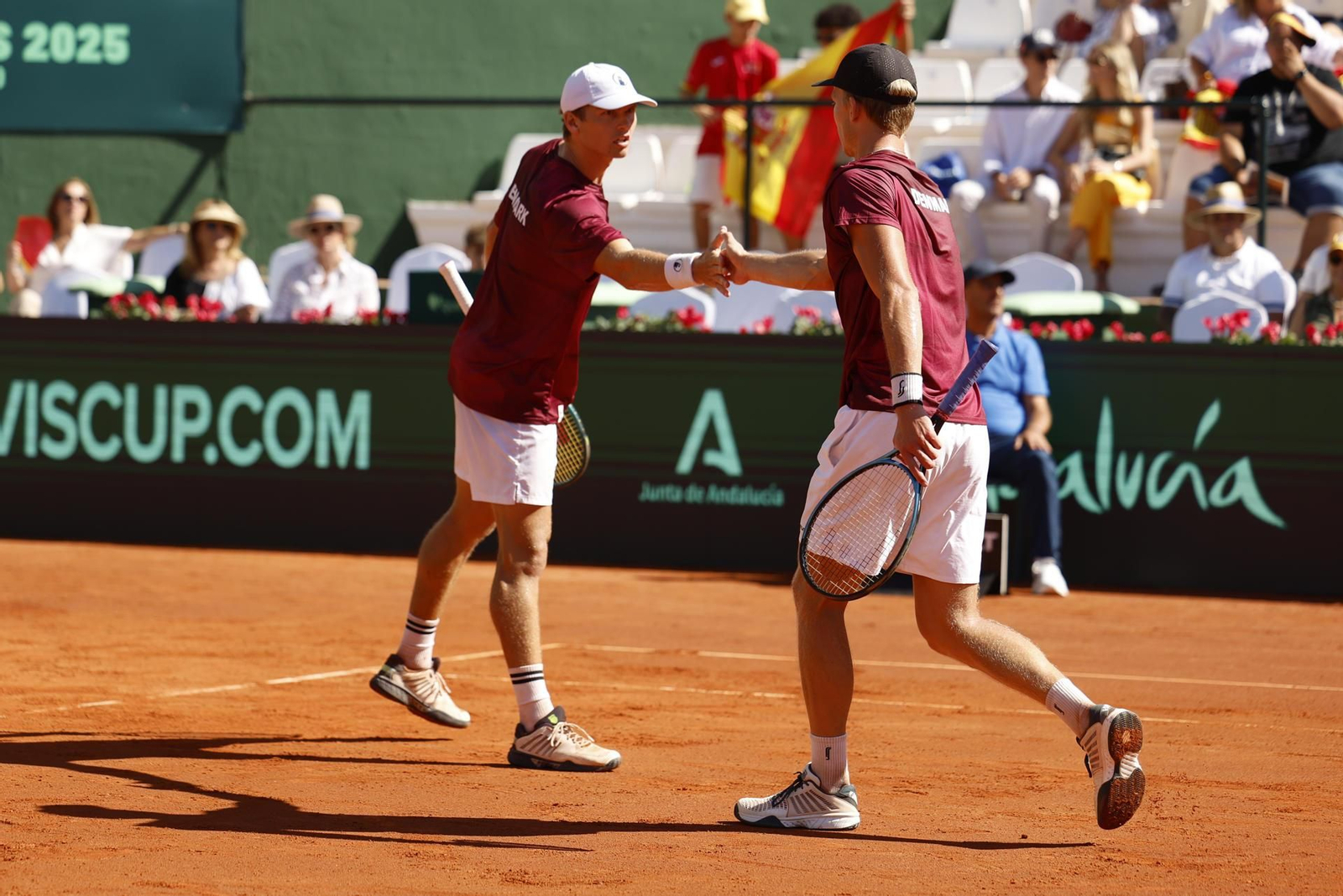 Pedro Martínez y Jaume Munar dan vida a España en la Copa Davis (1-6, 6-3 y 6-2)