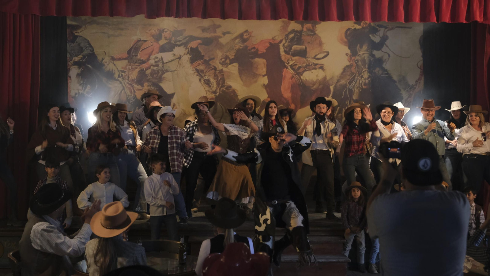 Fotos del rodaje de un videoclip de Coyote Dax, en el MiniHollywood Oasys de Tabernas