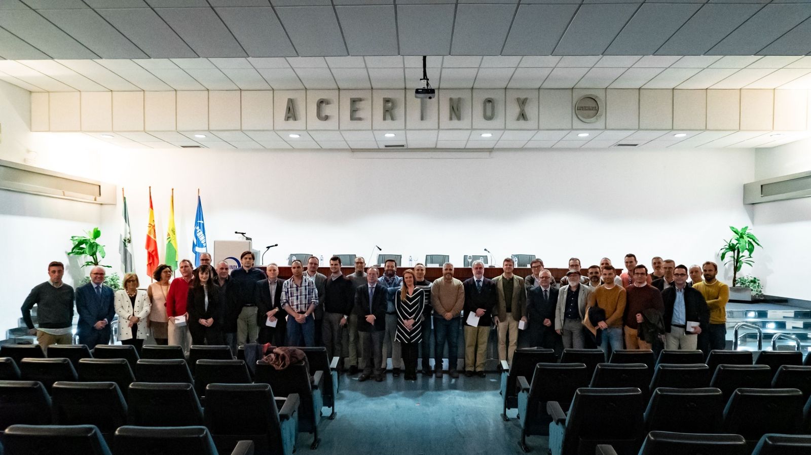 Antonio Moreno, de Acerinox Europa, junto a los premiados en los Galardones Rafael Naranjo.
