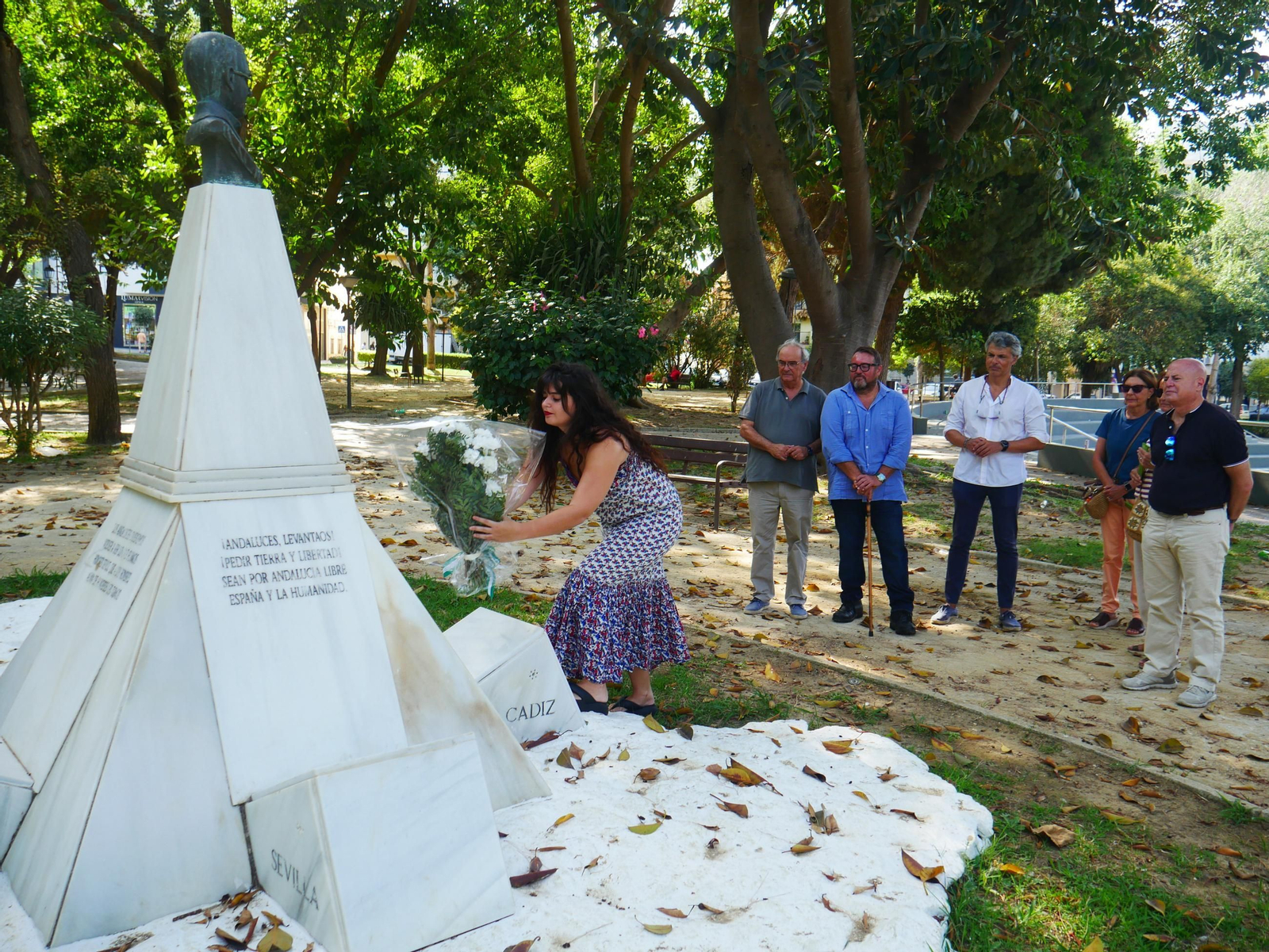 Momento de la ofrenda floral al Padre de la Patria Andaluza.