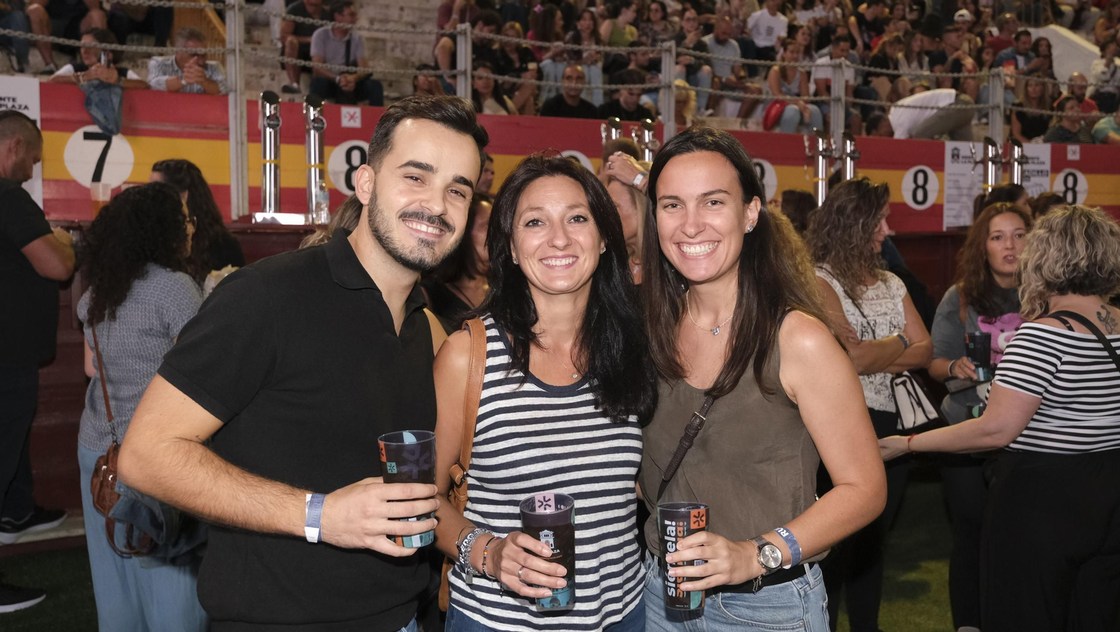 El concierto de Melendi llena de fans la Plaza de Toros de Almería, en imágenes