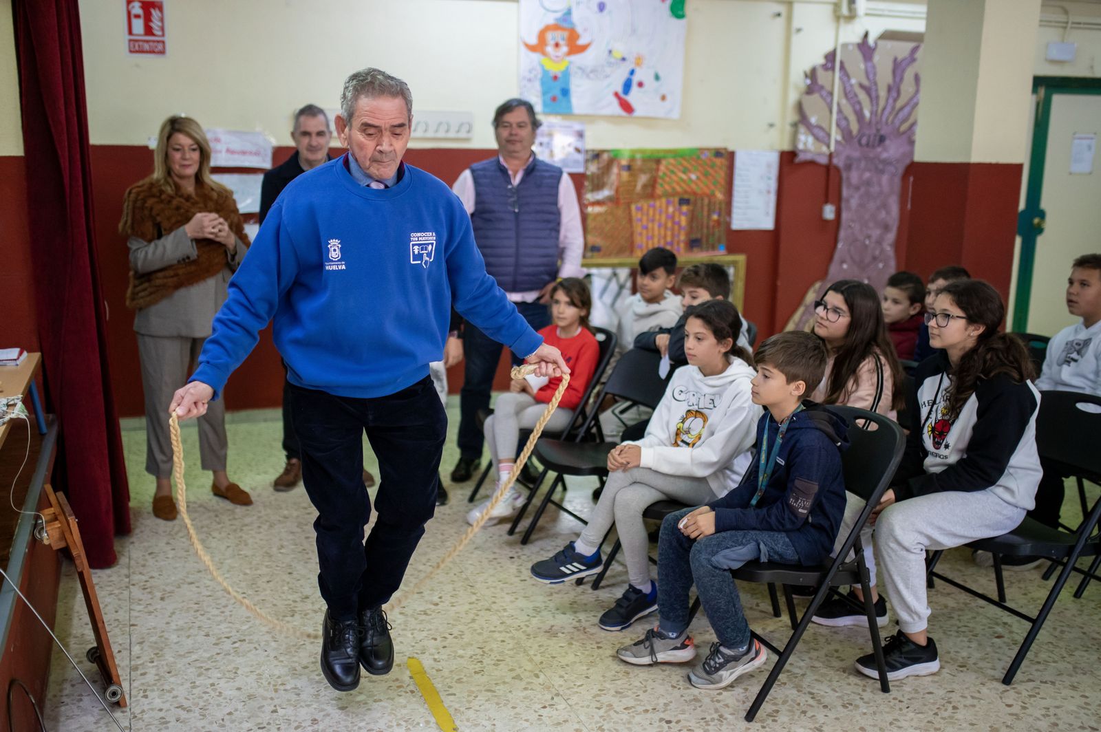 Uno de los mayores participantes salta a la comba.