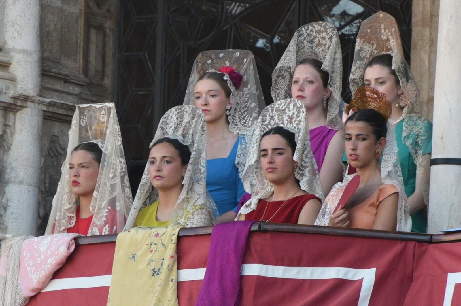 Jóvenes con mantillas blancas en el palco