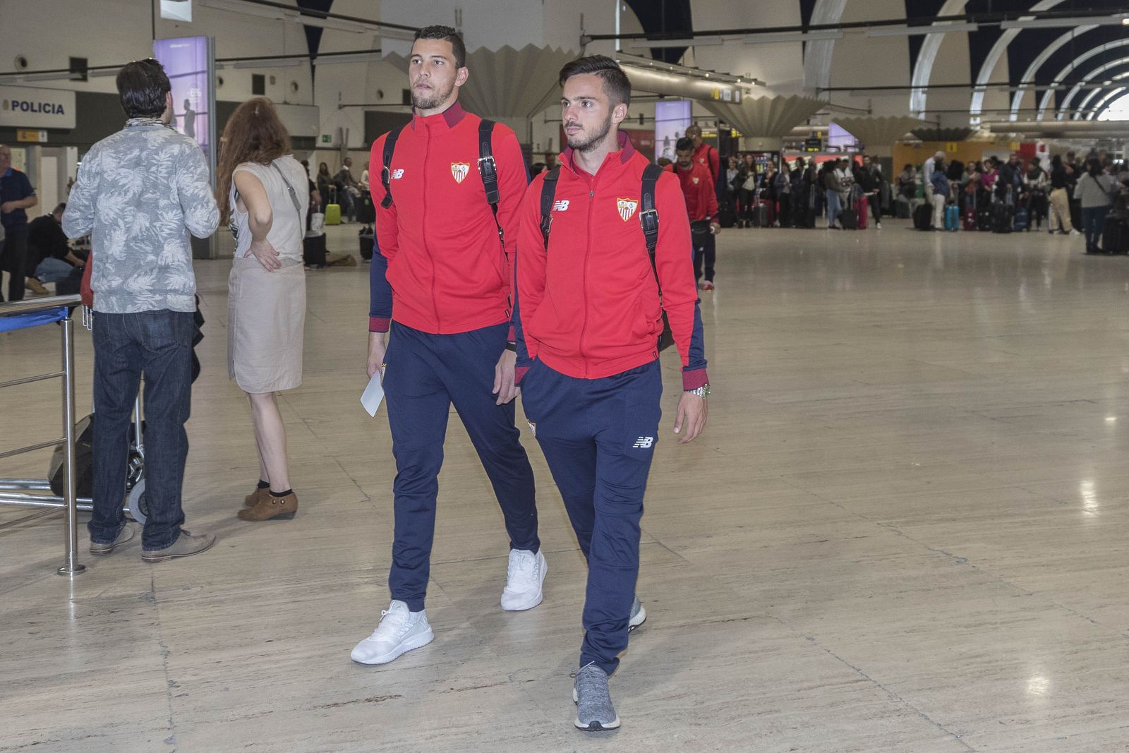 Los sevillistas David Soria y Sarabia, antes de embarcar hacia Vigo.