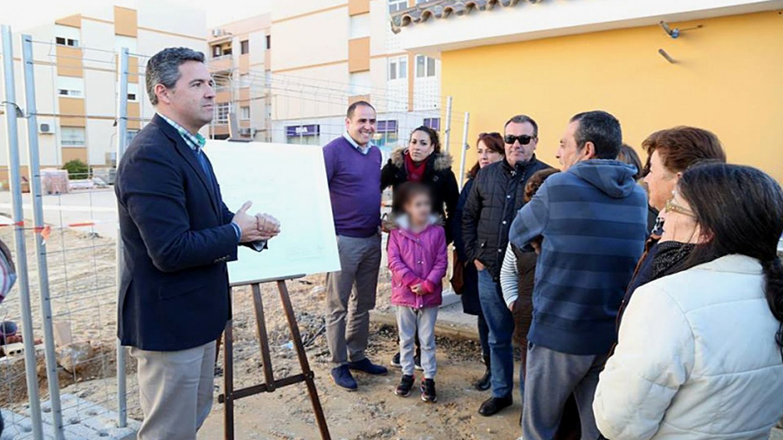 Javier Ruiz Arana ha elegido esta fotografía porque “refleja el importante trabajo de cercanía a los ciudadanos que hemos hecho en estos cuatro años”. “Estoy muy orgulloso de ello. Hemos ido a las barriadas y demás entornos a explicar las obras a los propios vecinos, a atender sus preocupaciones”, comenta el candidato socialista destacando también la iniciativa Alcaldía de Barrio.