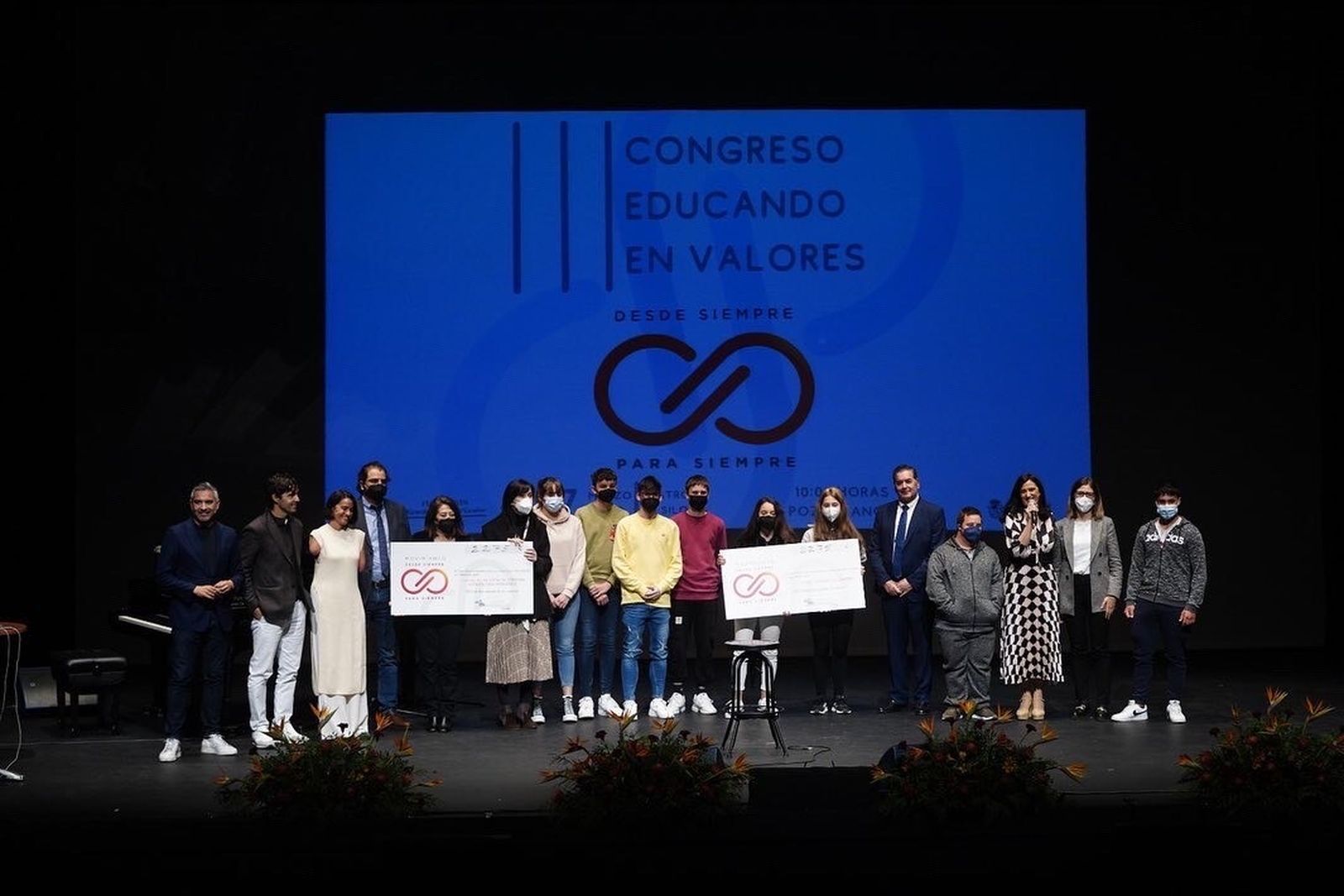 Un momento de la entrega de las donaciones.