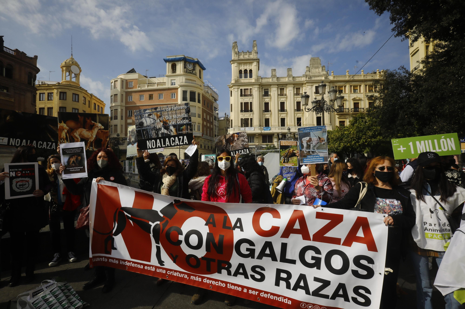 La protesta en Córdoba contra el uso de perros en la caza, en fotografías