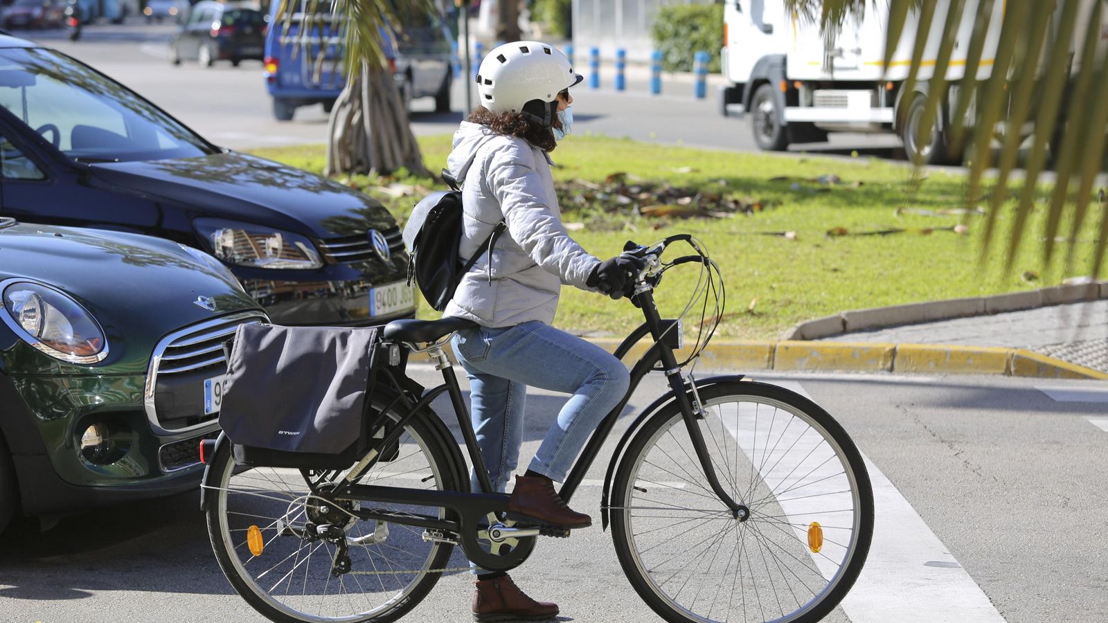 Una ciclista espera en un semáforo.