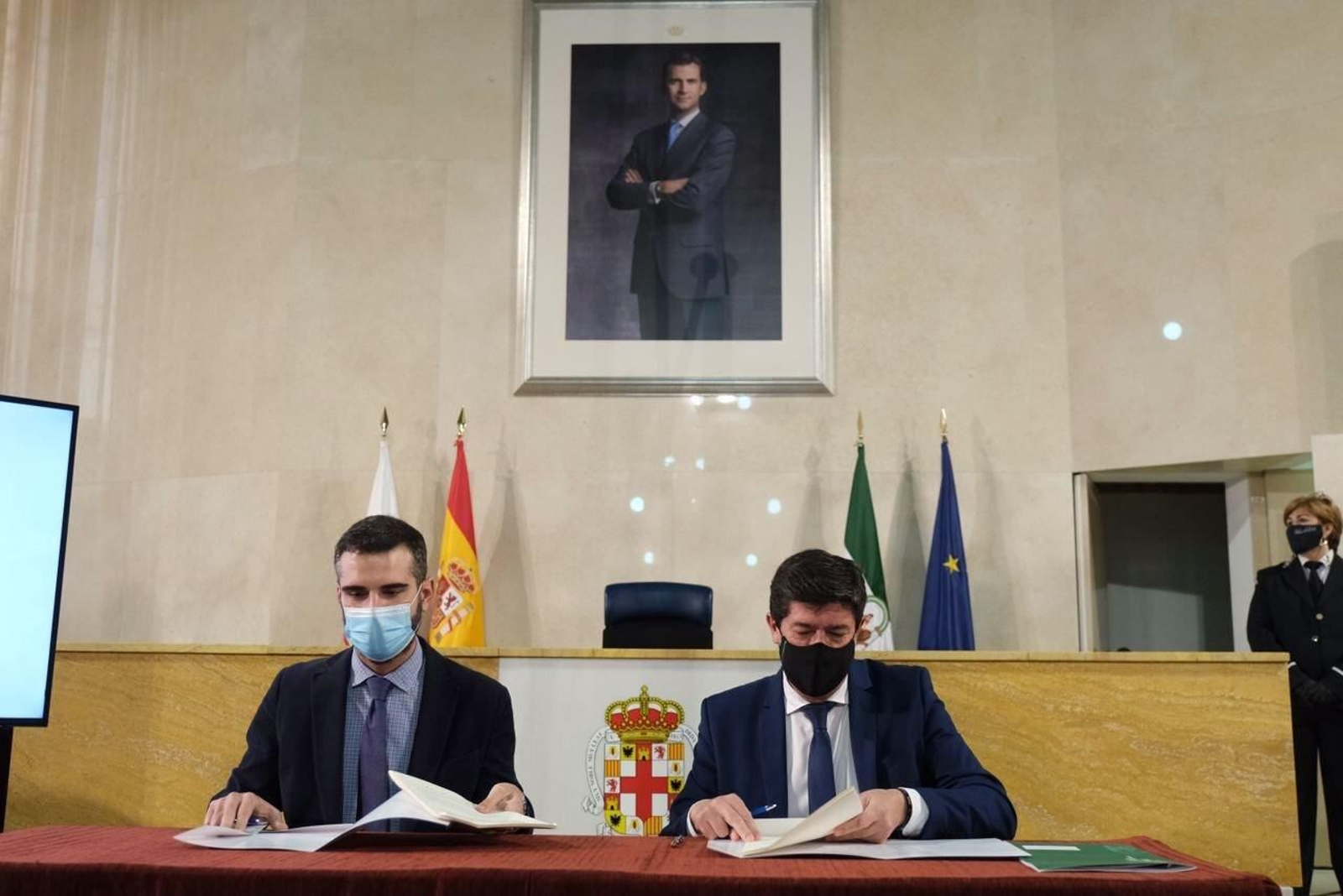 El vicepresidente de la Junta y el alcalde de Almería durante la firma del convenio del Plan de Turismo