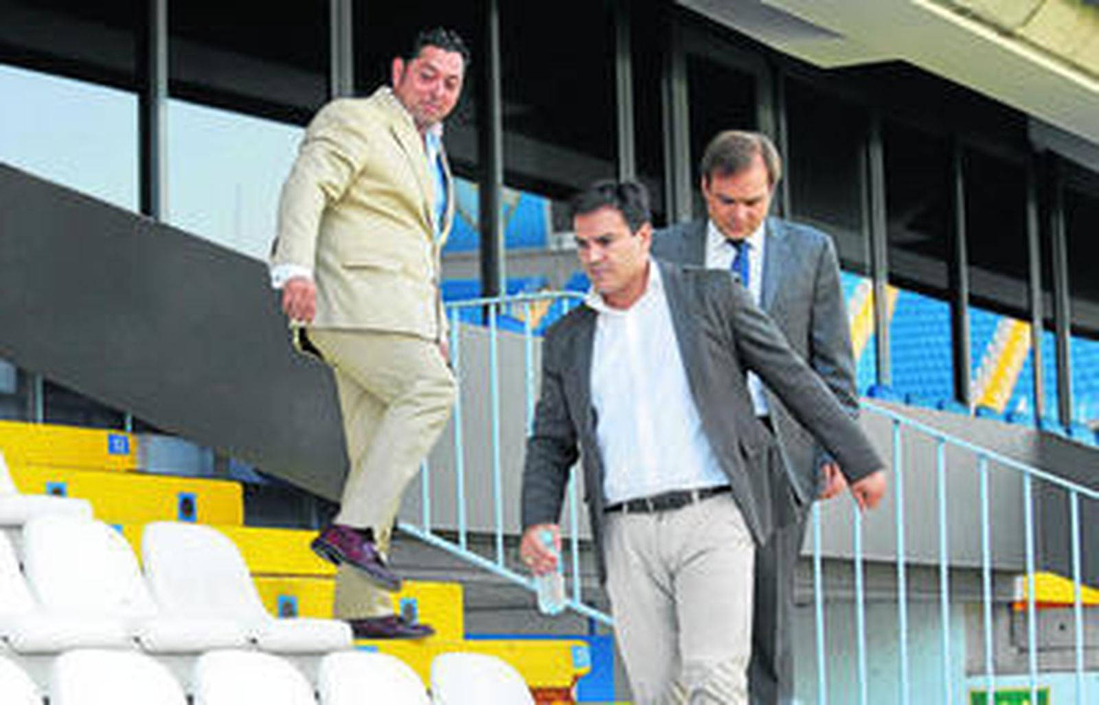 José María Arrabal, Vicente Casado y Manuel Novo, en la reciente presentación de las camisetas.