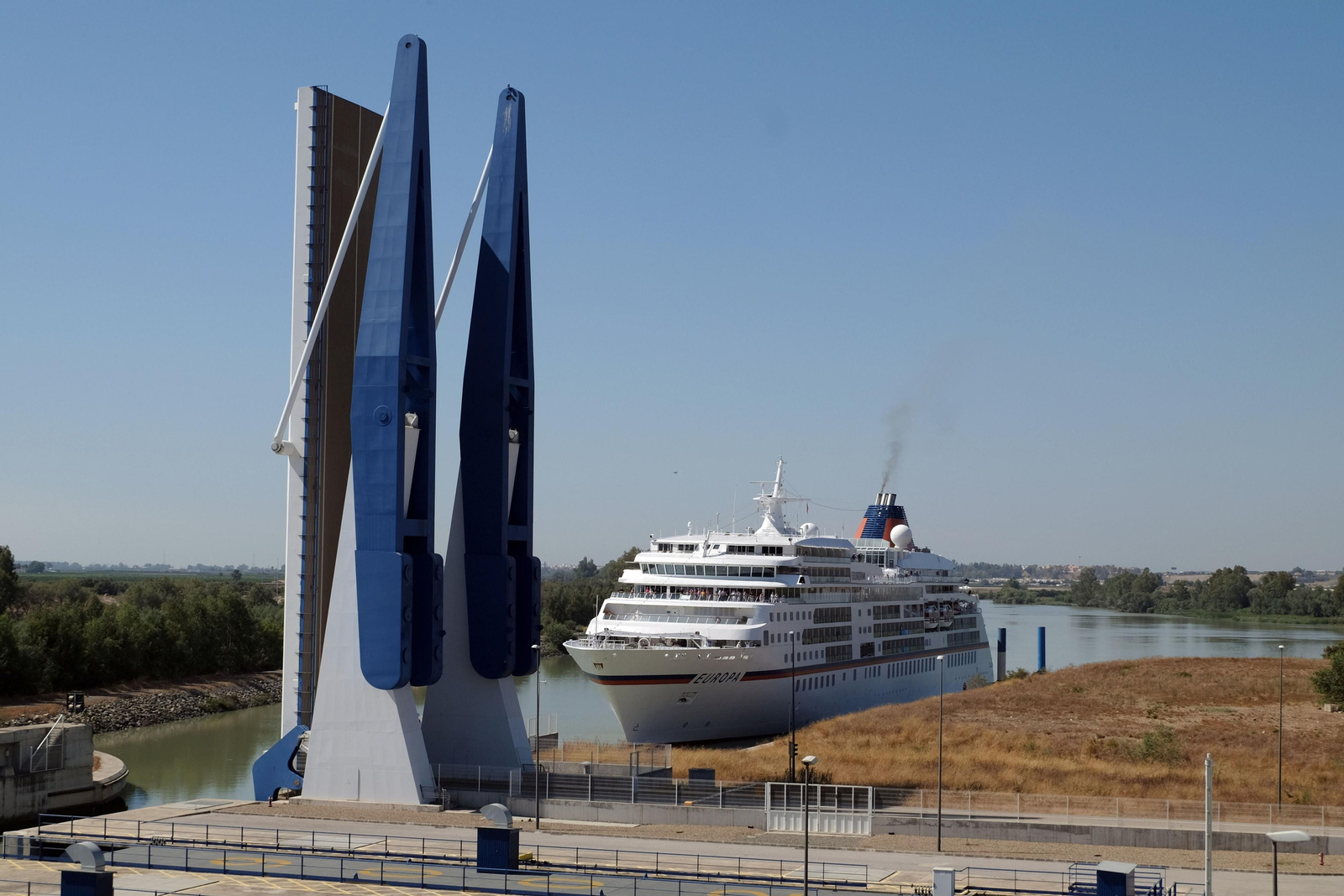 Un crucero de gran tamaño  a su paso por la esclusa del Puerto de Sevilla.
