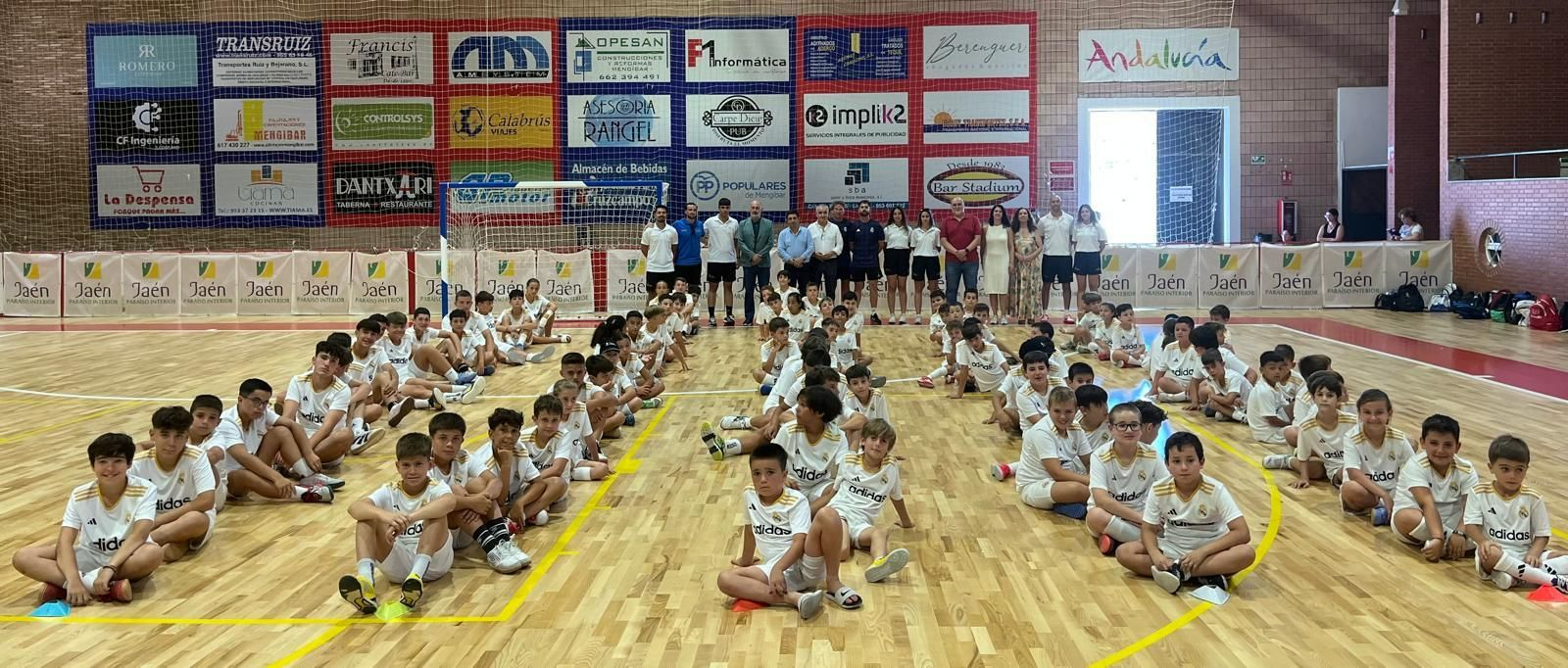 Foto de familia con las autoridades asistentes al acto de clausura.