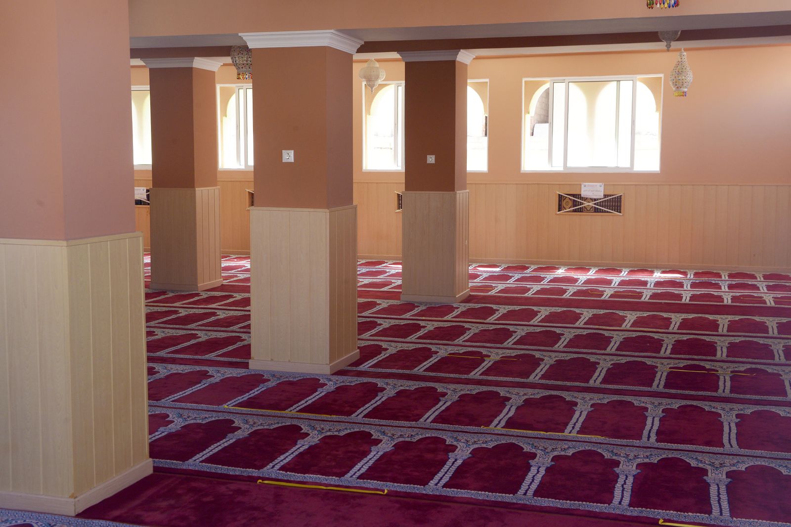 Fotos de las labores de higiene y desinfección de la mezquita Houda de Algeciras