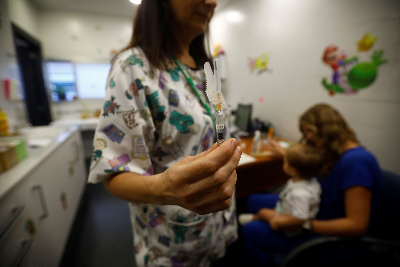 Una enfermera muestra una vacuna de la gripe para niños en el inicio de la campaña de inmunización.