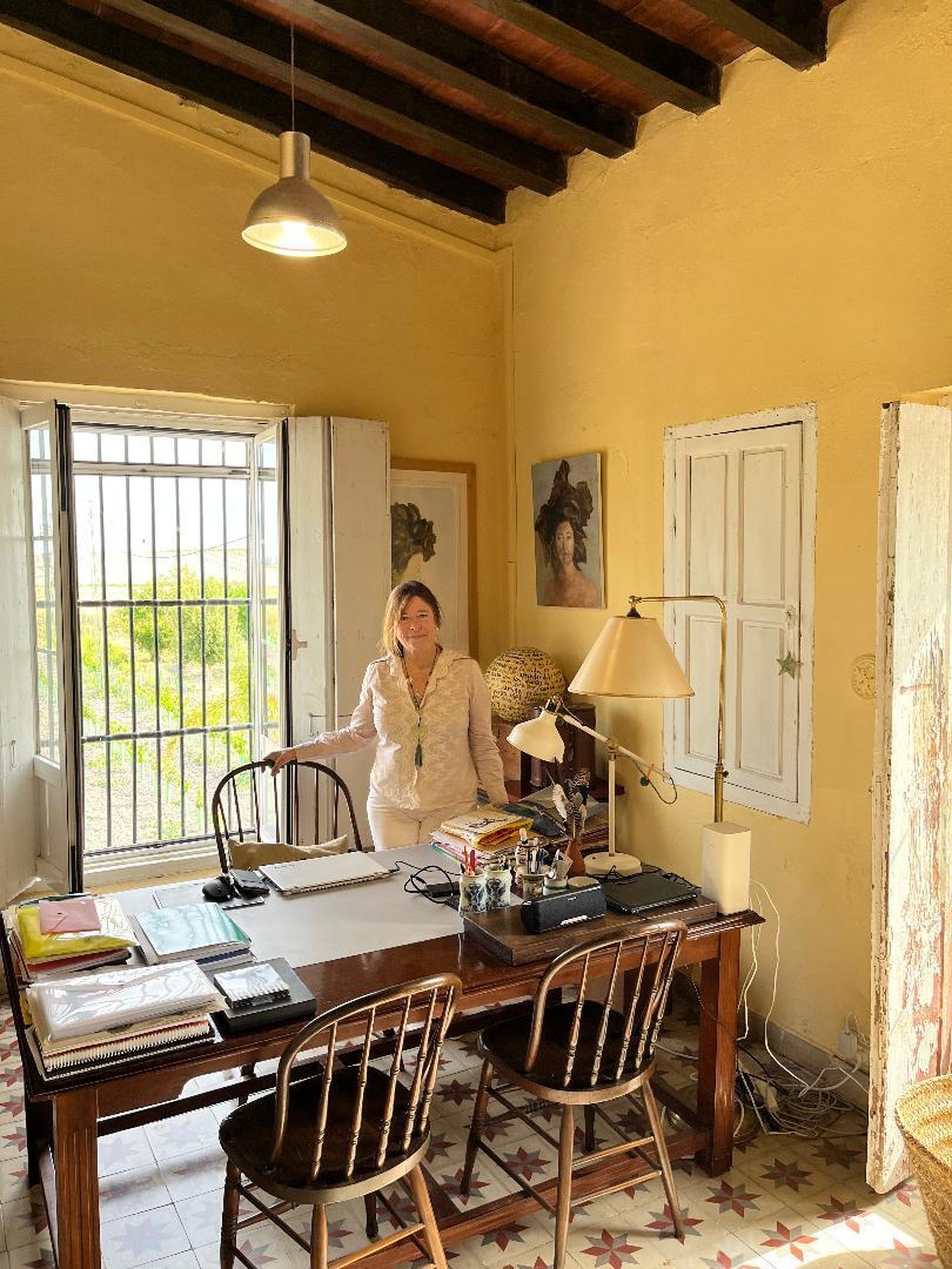 Estudio. La pintora Marusela Pérez-Máximo, en su lugar de trabajo, ante un sillón Windsor de final del siglo XVIII.