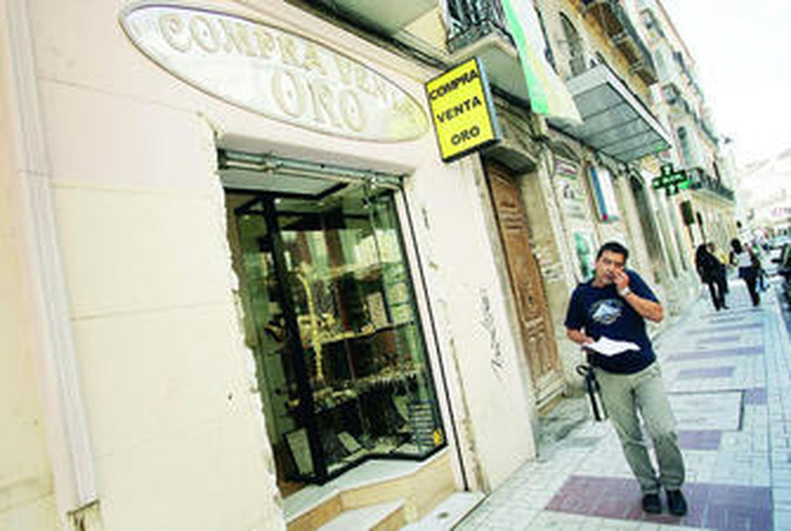 El centro de la capital almeriense acumula tiendas donde compran oro.