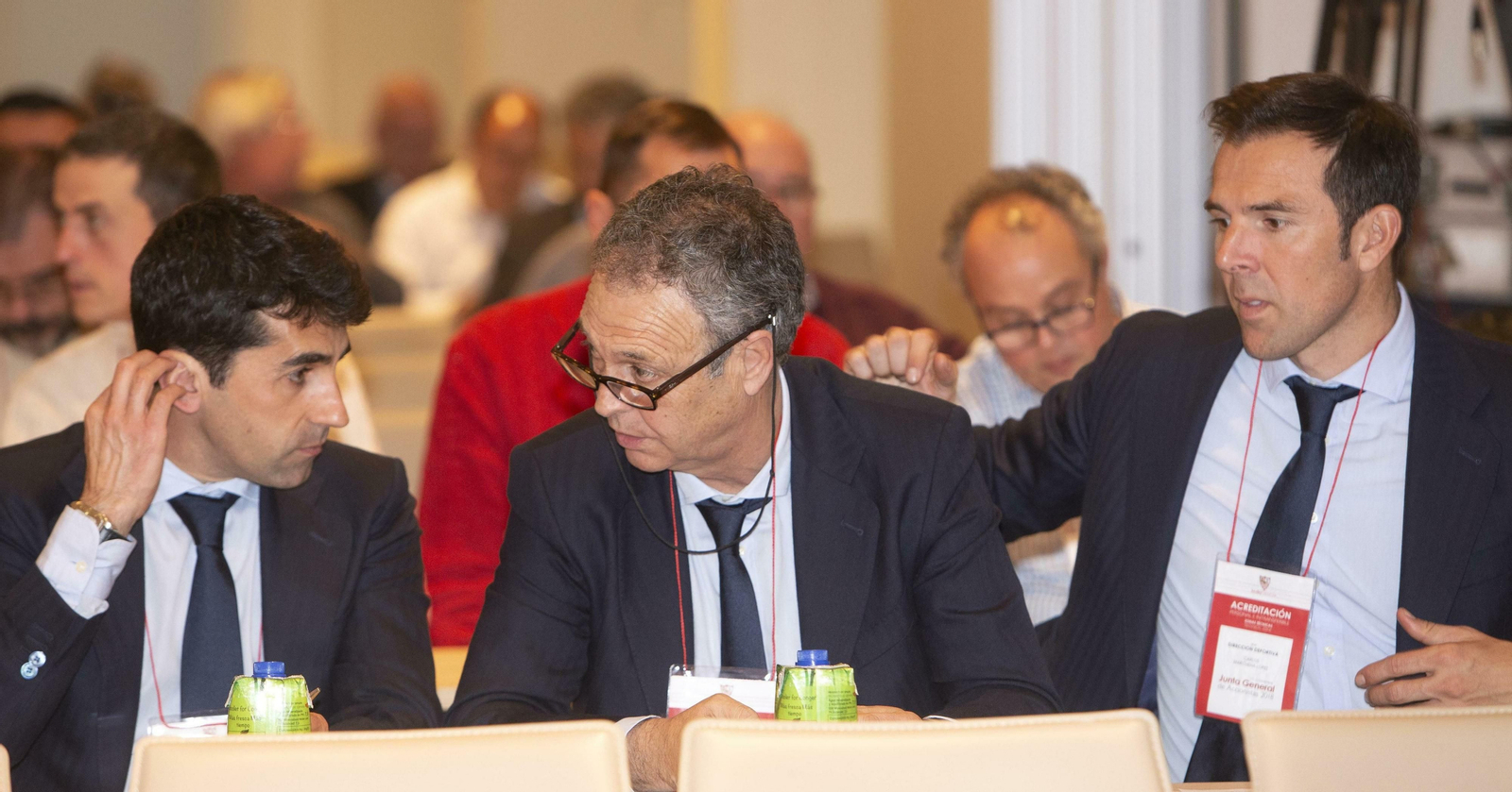 Joaquín Caparrós, junto a Paco Gallardo y Carlos Marchena, en la Junta de Accionistas.