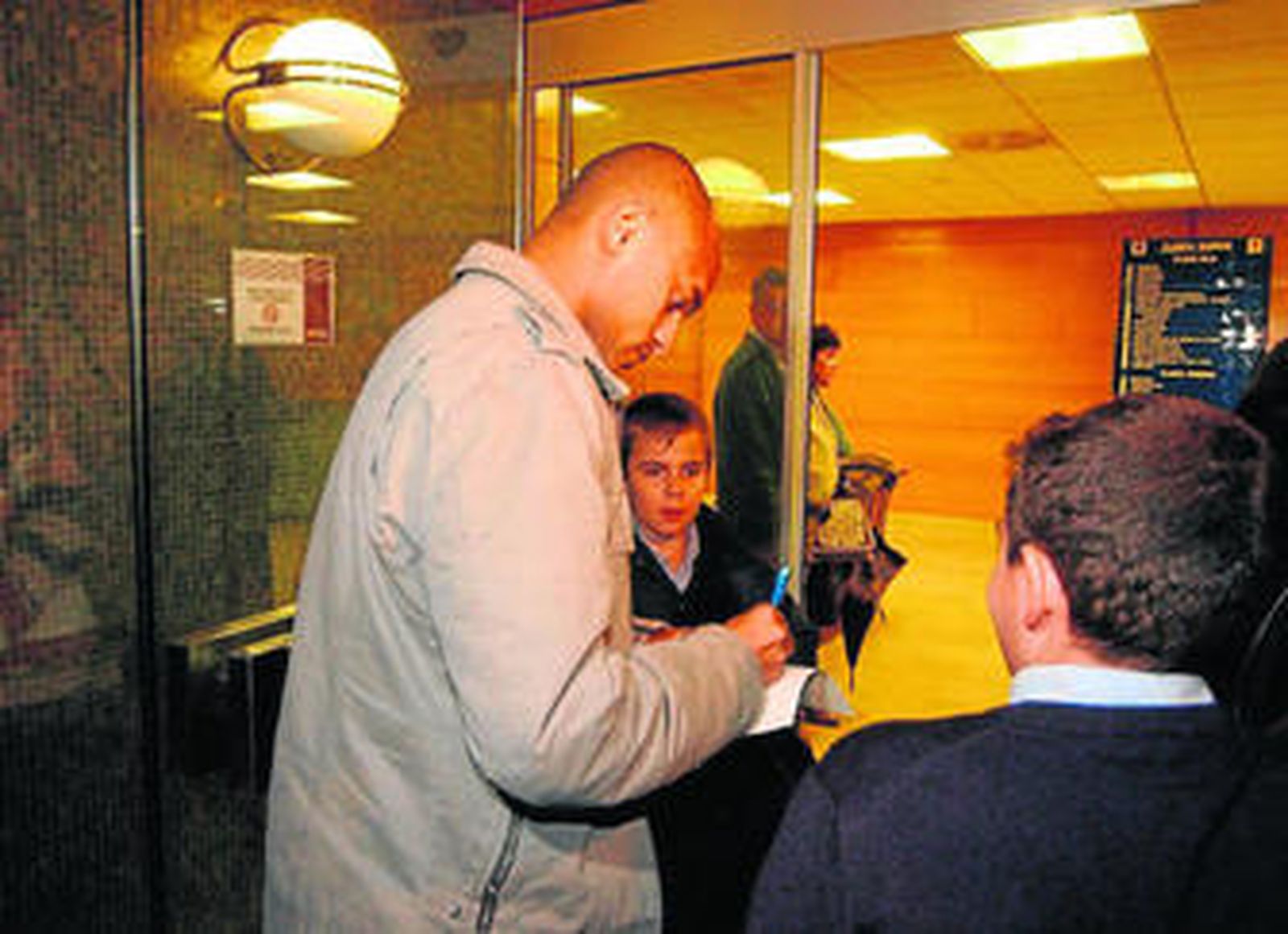 Ewerthon firma autógrafos a unos niños a su entrada en un hotel zaragozano.