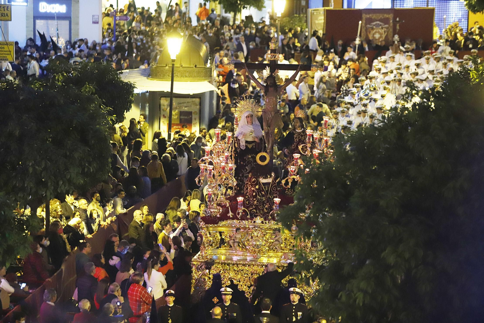 Imágenes de la estación de penitencia de la Hermandad de La Esperanza de Huelva