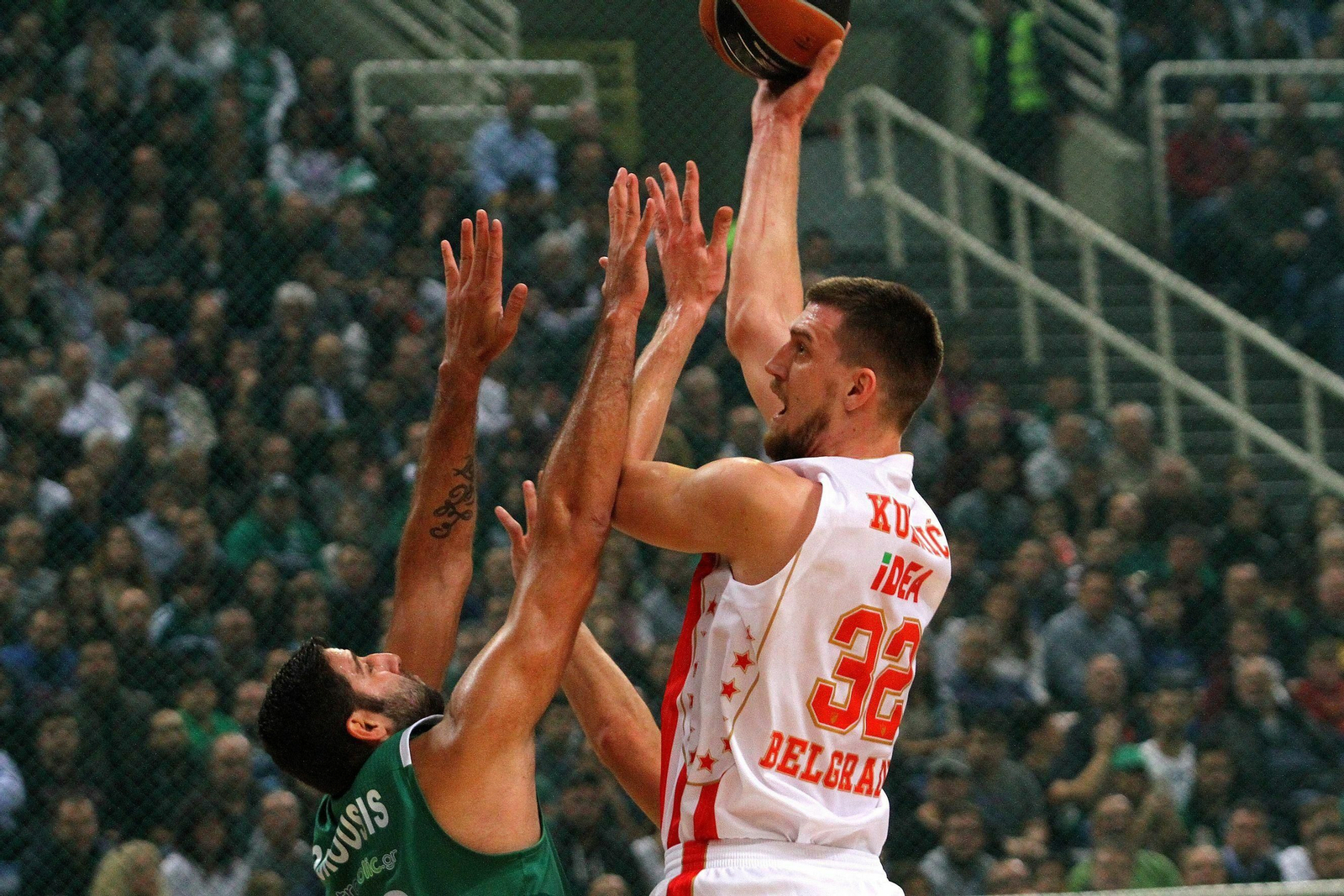 Ognjen Kuzmic, con el Estrella Roja en el OAKA.