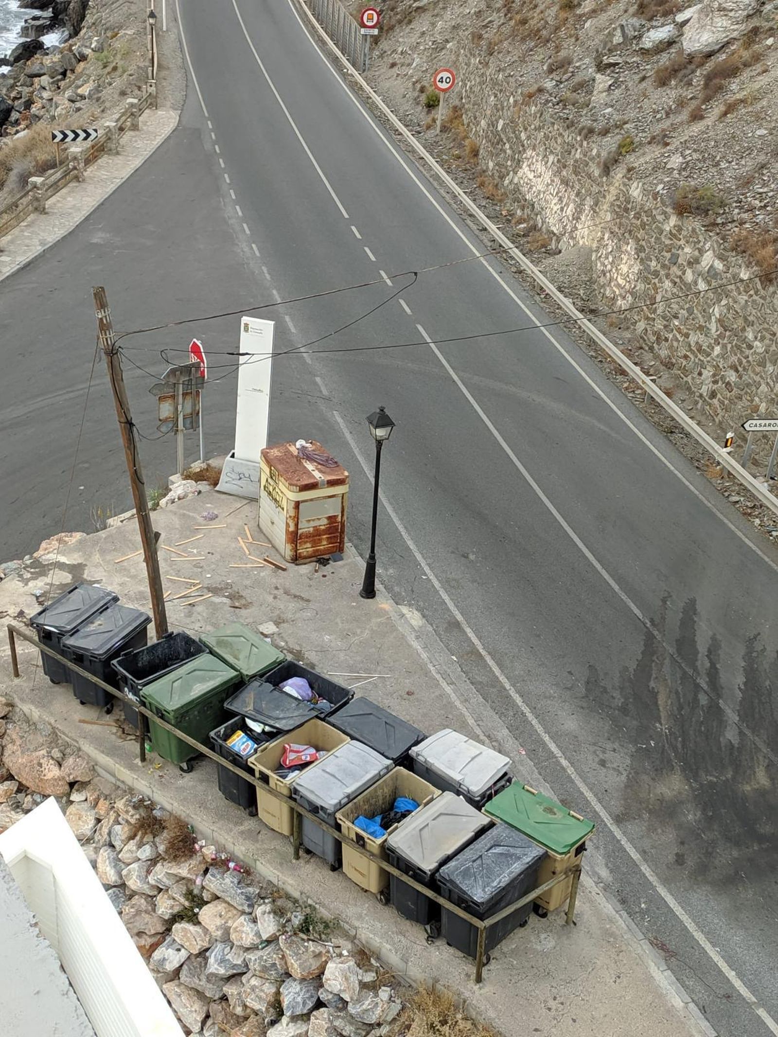La zona de contendores entre la carretera y las viviendas