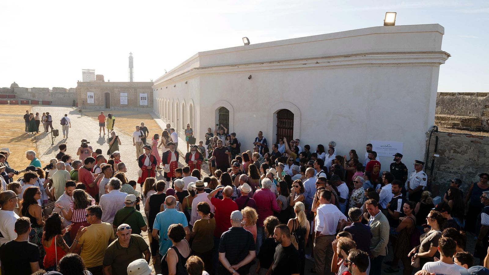 Un grupo de visitantes atiende a las explicaciones de los guardianes del castillo. Un grupo de visitantes atiende a las explicaciones de los guardianes del castillo.