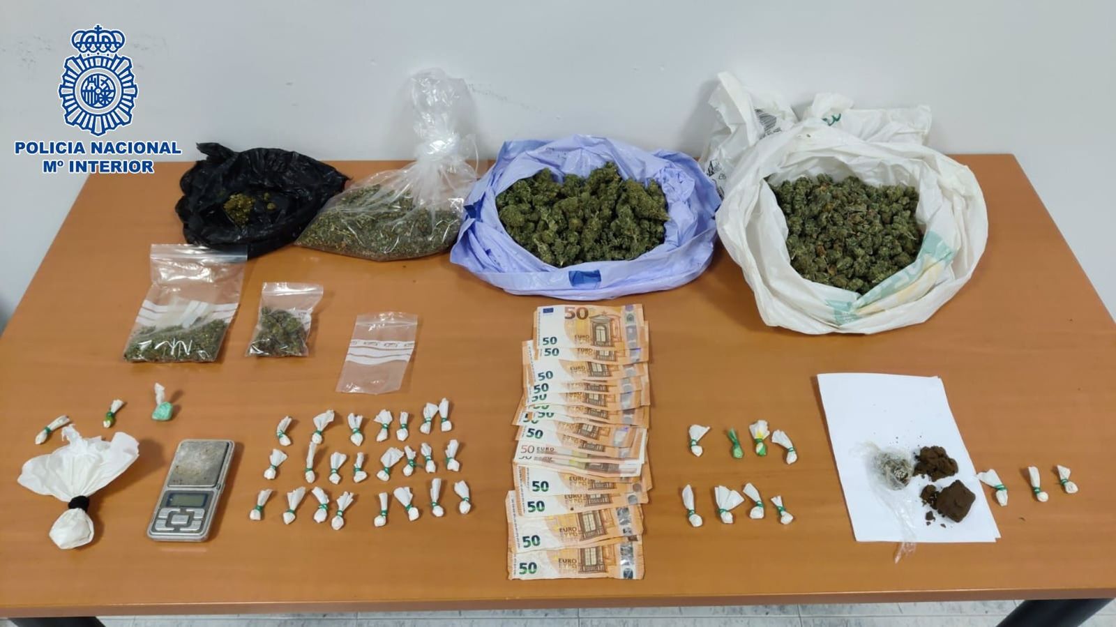 Cuatro detenidos al desmantelar un punto de venta de droga en la capital.