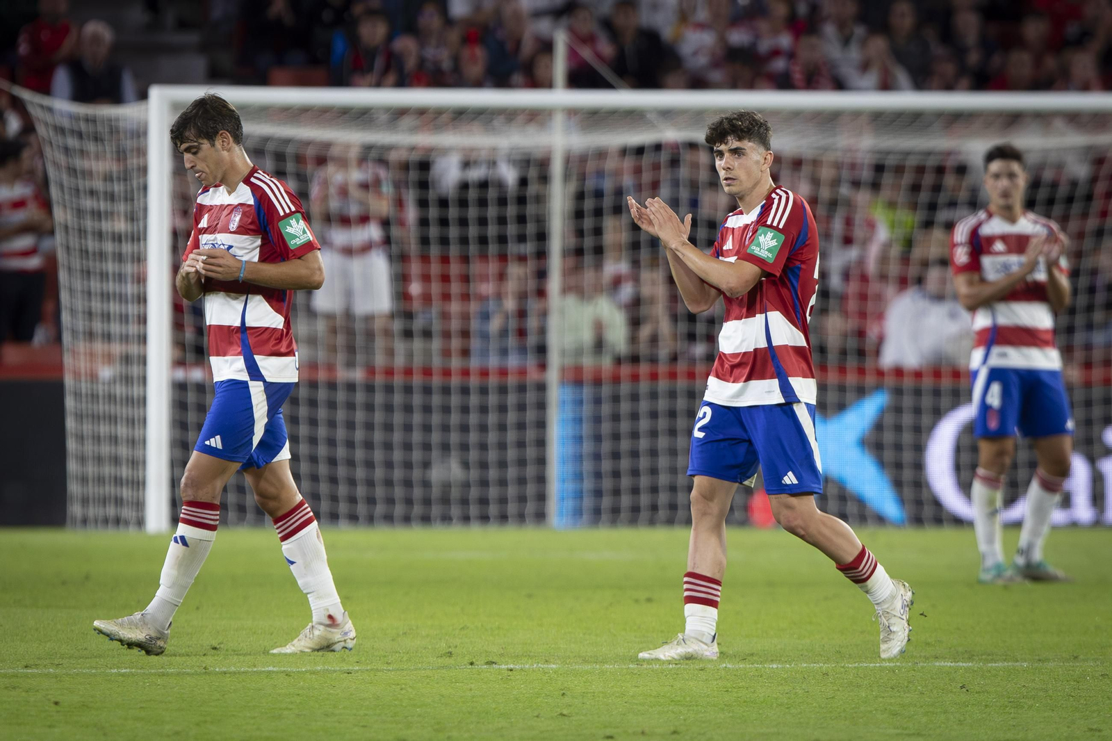 Pablo Sáenz aplaude a la afición al ser sustituido ante el Tenerife