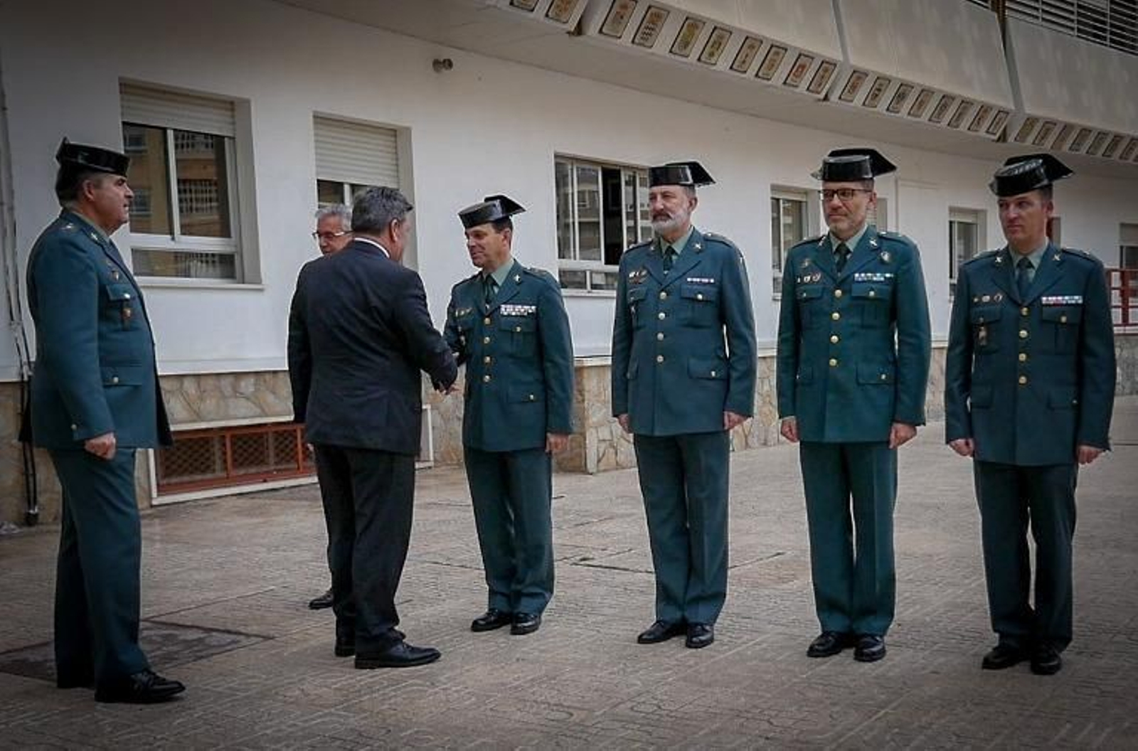 El director de Guardia Civil saluda a los mandos.