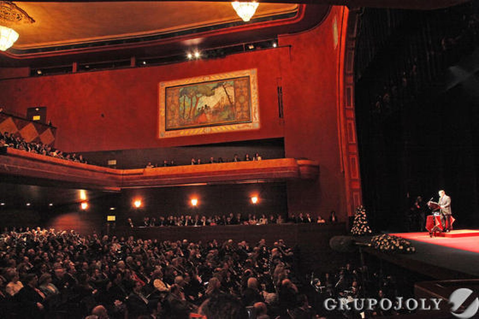 El teatro rezó un Ave María por la mujer asesinada en la madrugada del domingo

Foto: Vanesa Lobo