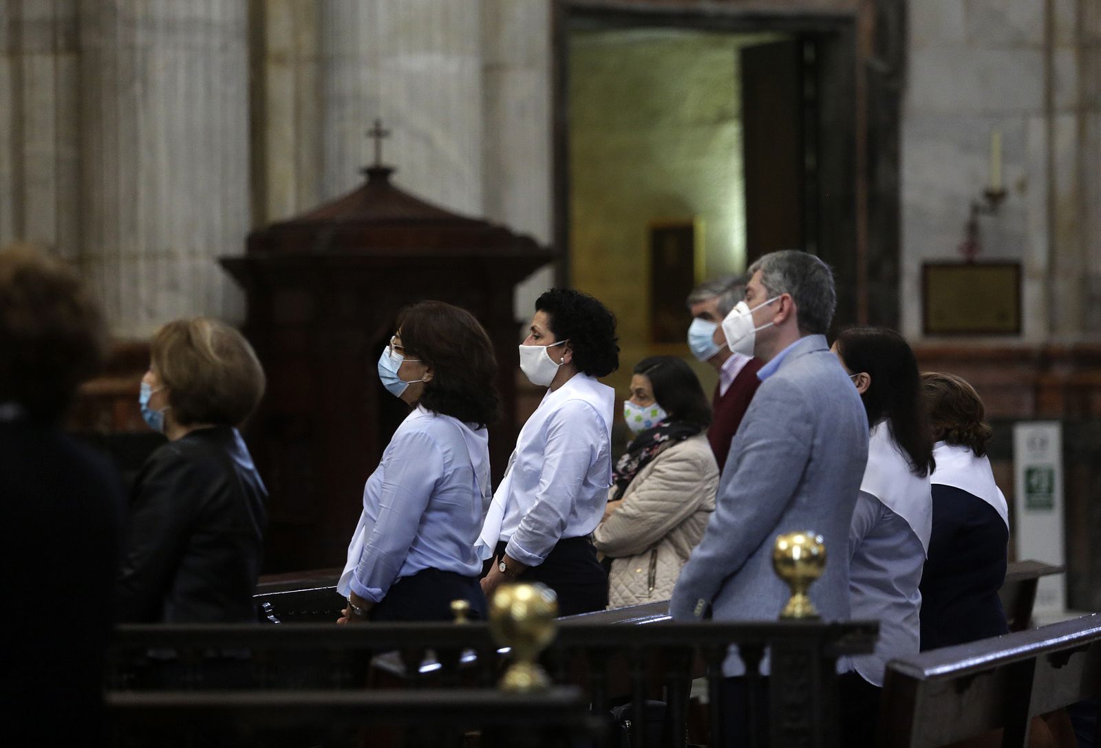 Primera misa en la Catedral de Cádiz, oficiada por el Obispo.