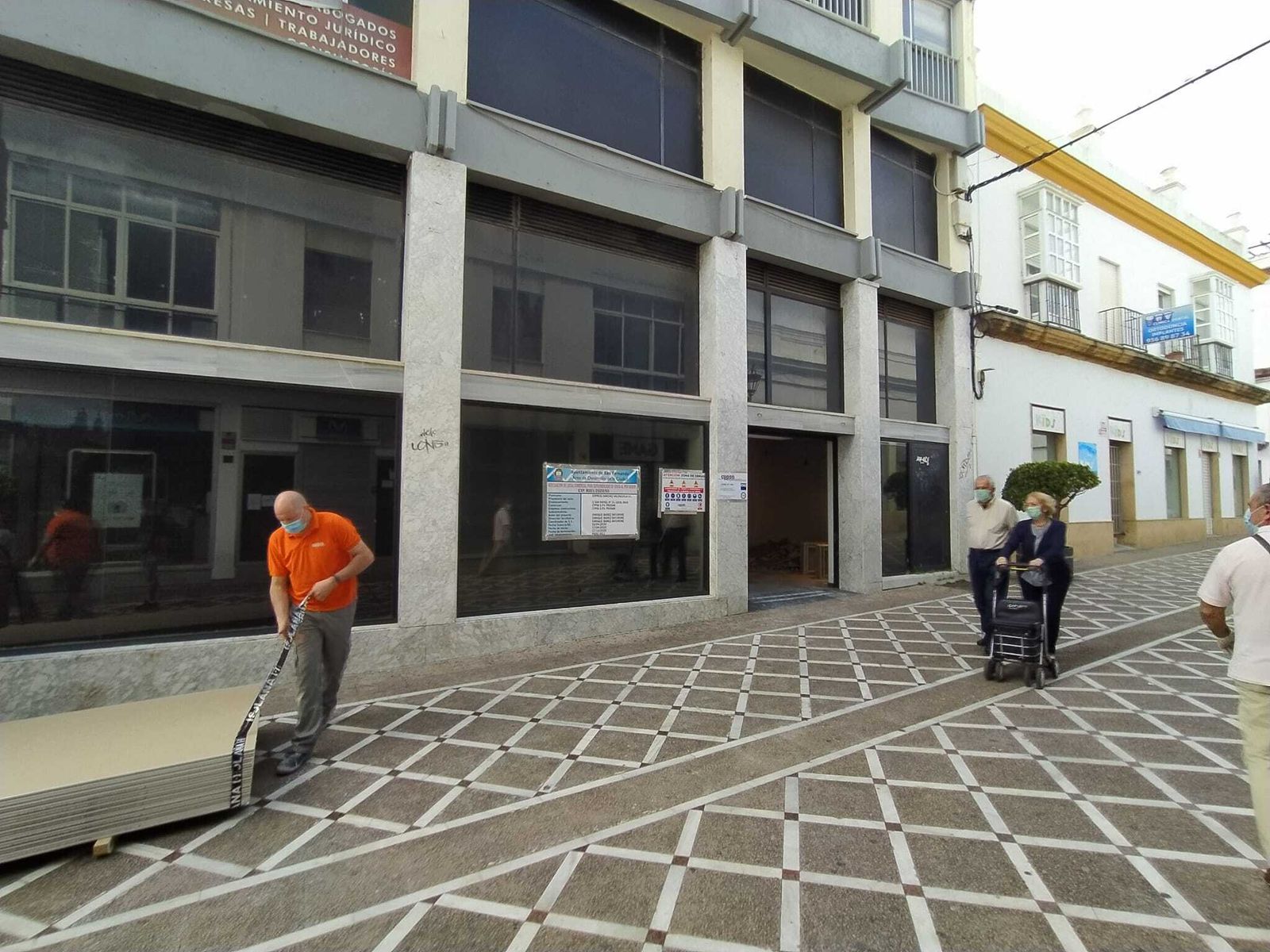 Preparativos en el local de la calle San Rafael que ocupaba la tienda Stradivarius.