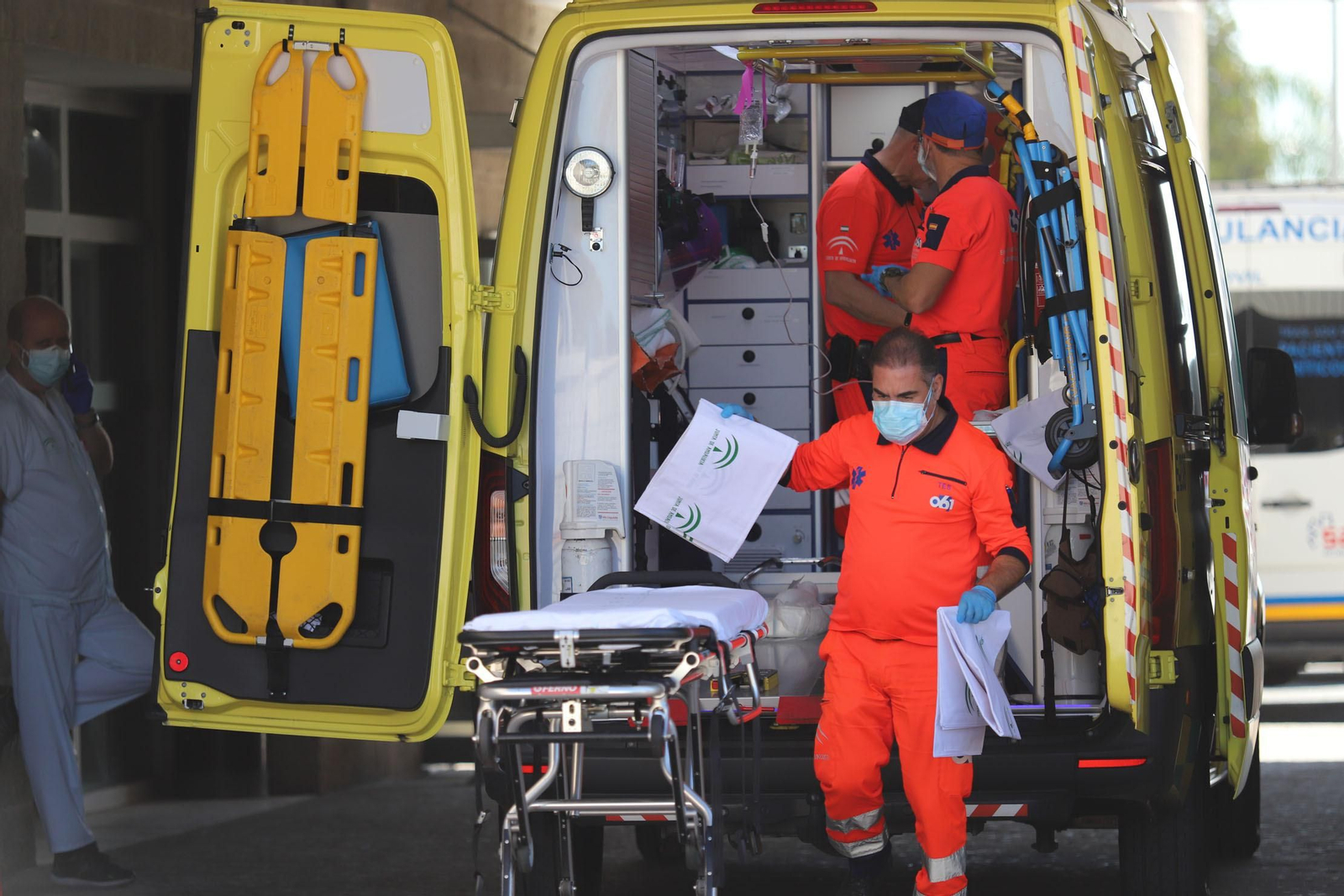 Ambulancia del servicio de emergencias 061 en la entrada de Urgencias ayer en el Juan Ramón Jiménez.