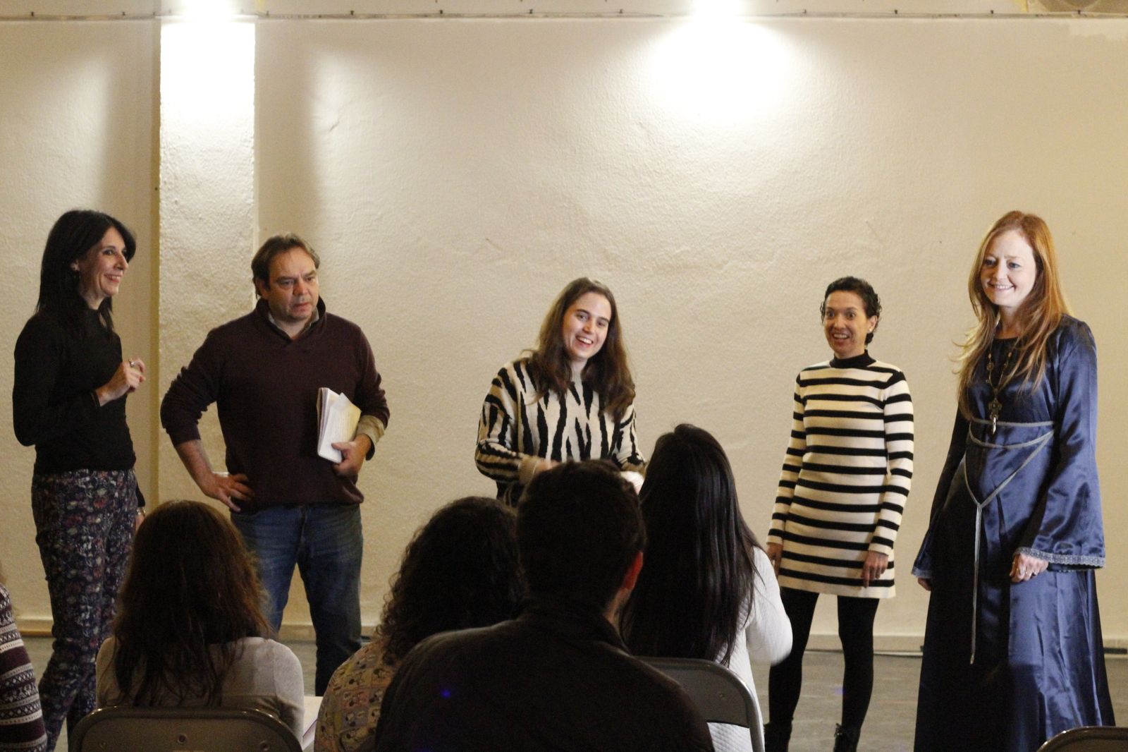 Gemma Giménez durante uno de los ensayos con un grupo de actores.