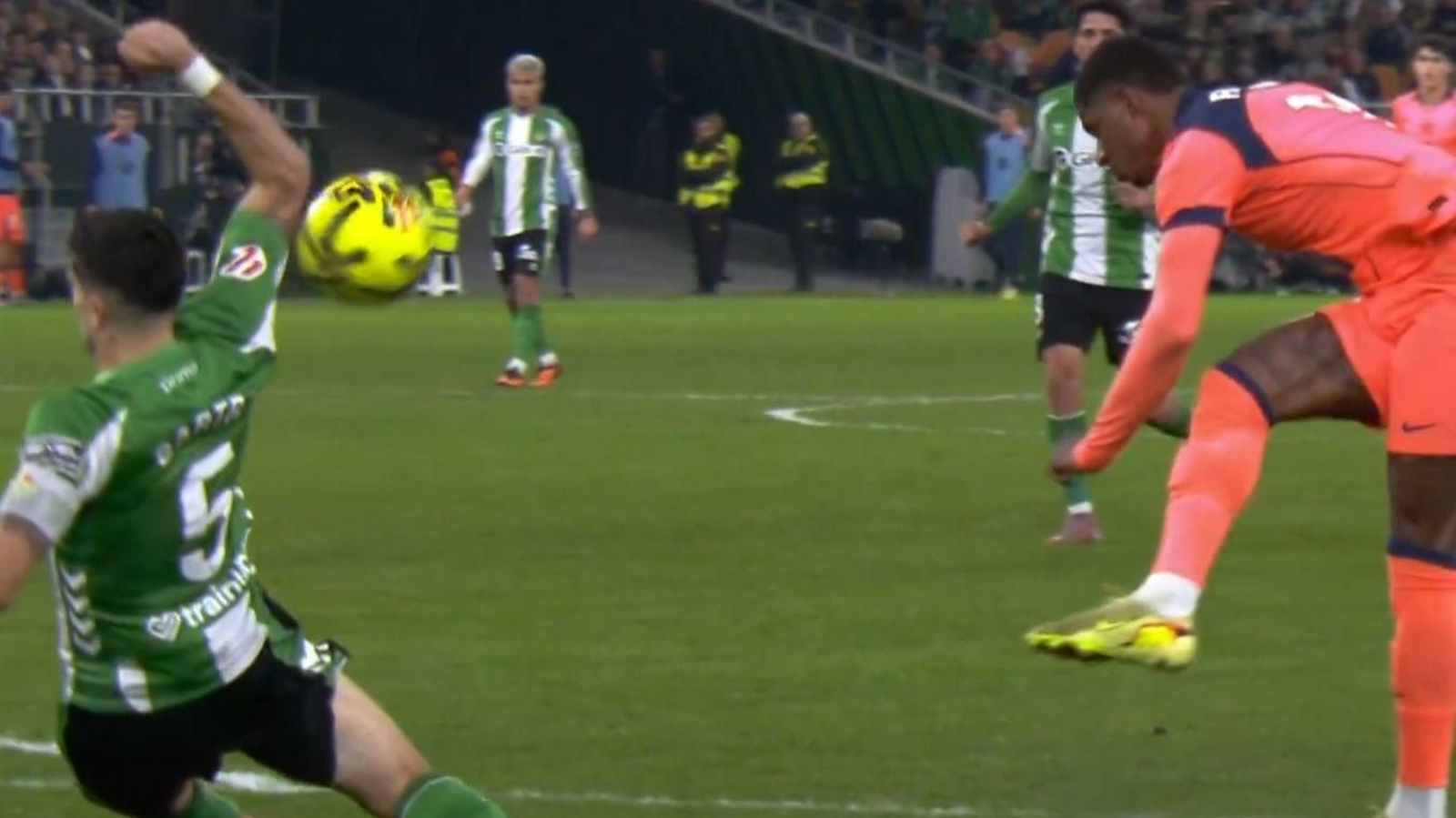 Captura de la imagen del momento en que el balón rebotado da en el brazo de Bartra.