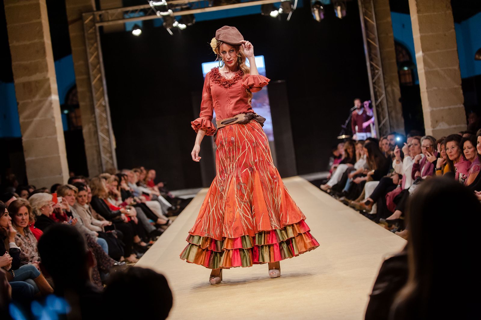 Una modelo luce un traje flamenco en el desfile Camino del Rocío, que abrió la Pasarela 2017.
