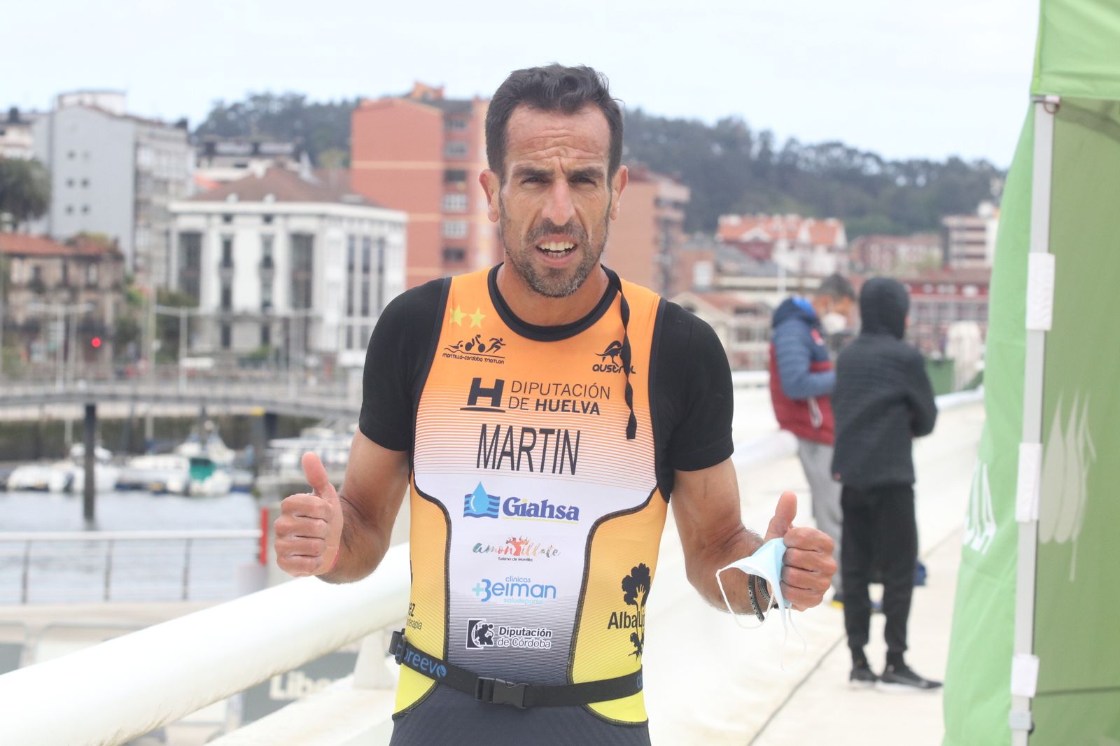 Emilio Martín celebra su éxito en una prueba.