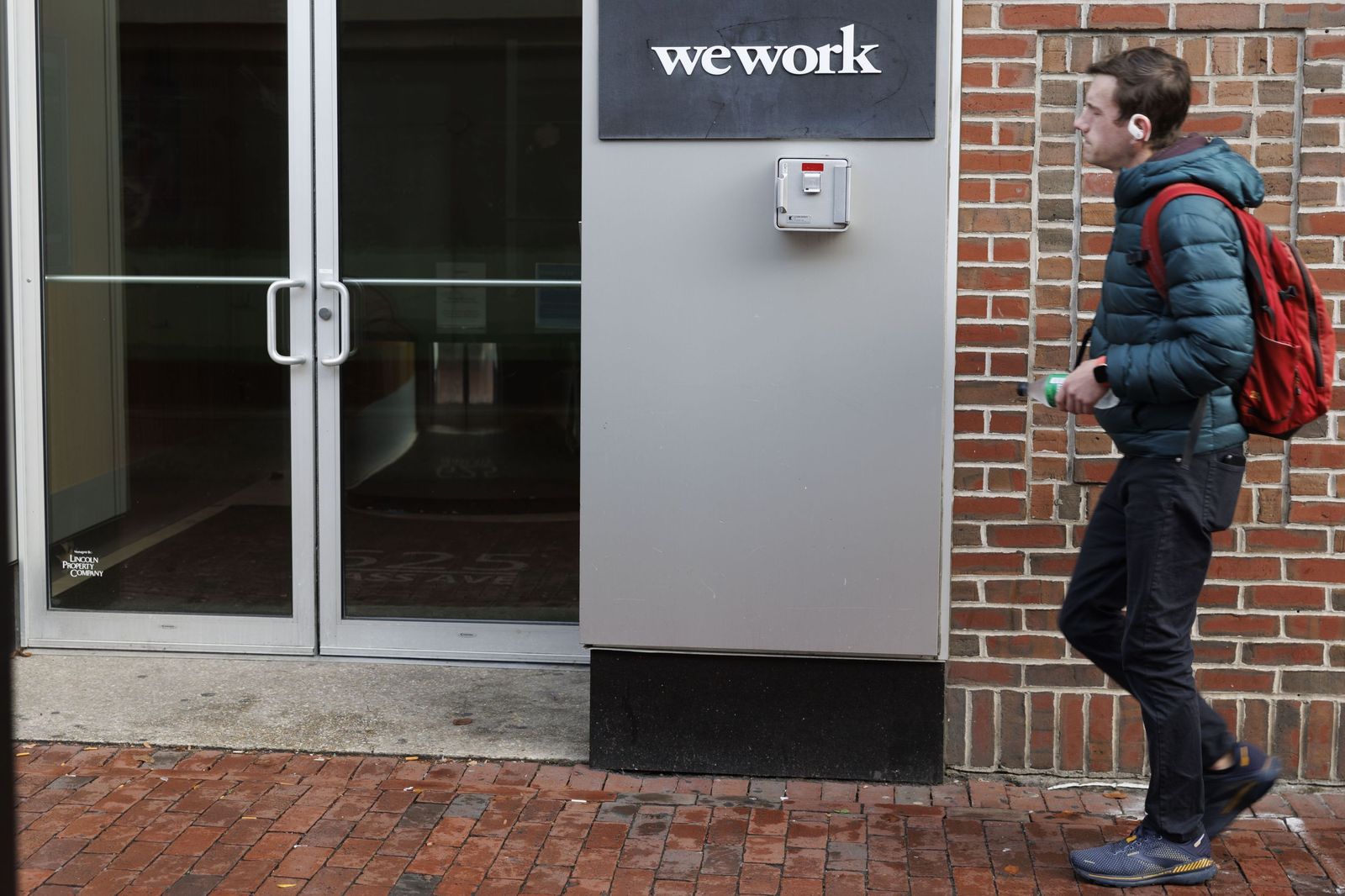 Un hombre pasa por una oficina de Wework