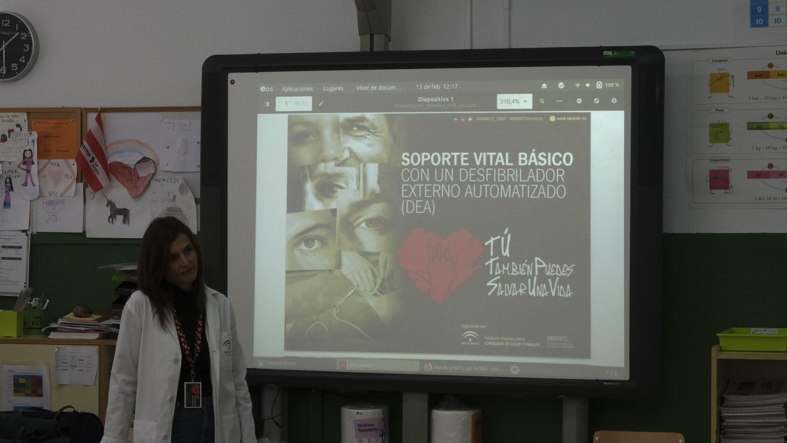 La enfermera de la UCI de Torrecárdenas, Esther Sánchez, explica a los docentes y alumnos cómo se usa y cómo puede ayudar a una persona que está en parada a volver a la vida.