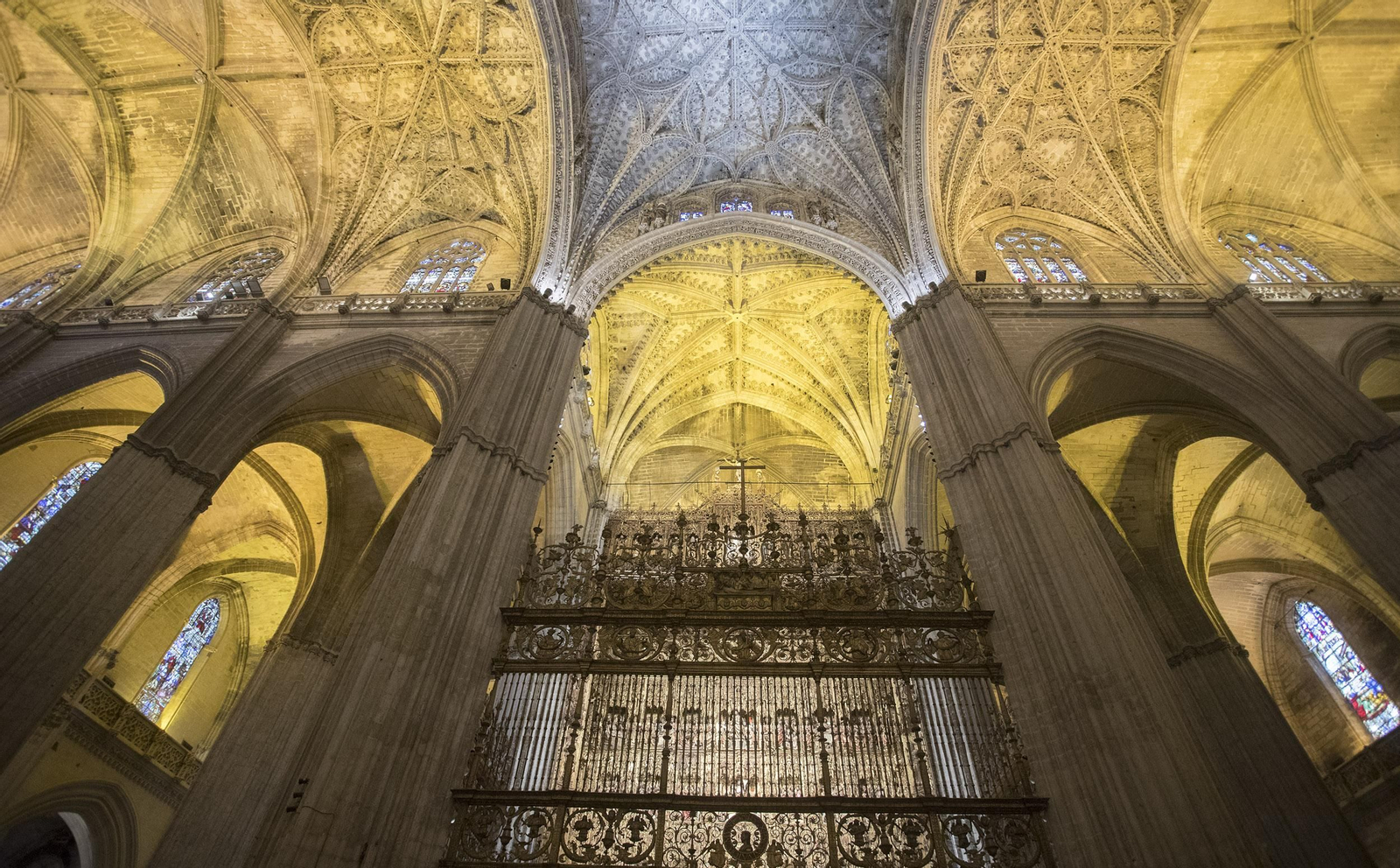 Las altas bóvedas góticas de la Catedral de Sevilla.