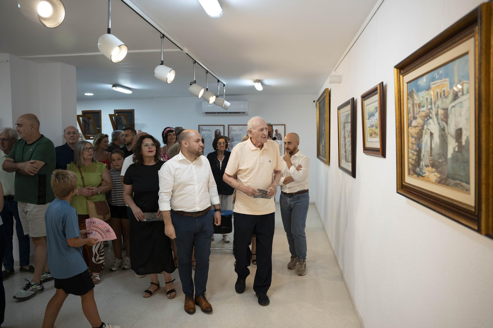 El alcalde de Fondón, Valentín Martín con Dionisio Godoy haciendo un recorrido por la exposición.
