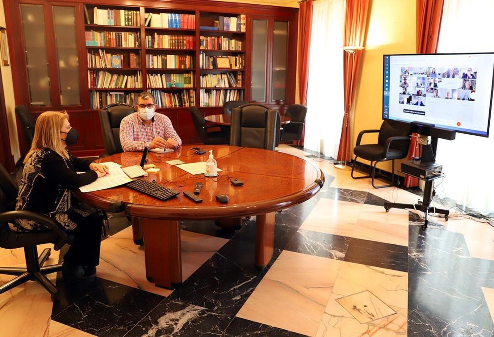 La alcaldesa observa por videoconferencia la presentación de los libros.
